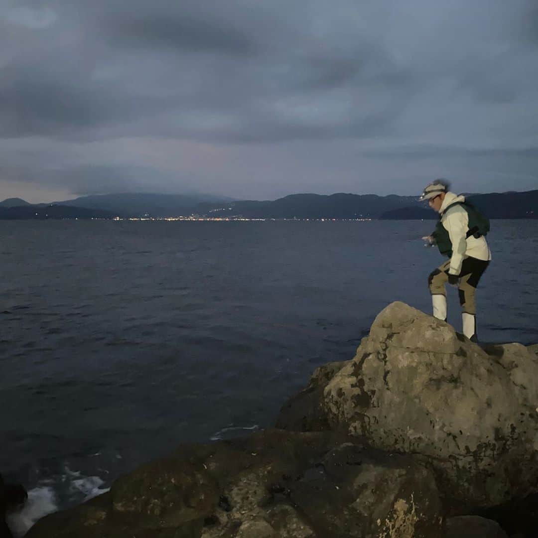 つるの剛士さんのインスタグラム写真 - (つるの剛士Instagram)「熱海から船で30分。  釣り楽園"初島"。  住む街灯りを眺めながら 朝から晩まで、ほぼ寝ずに、風呂にも入らず、髭も剃らず… 釣り、釣り、釣り放題🎣  感動の最幸の2日間でした！！！  ああ、帰りたくない。。🤣  THE・フィッシング 11月7日O.Aお楽しみに✨✨  #村越正海 @seikaimurakoshi  #村つるコンビ 第4弾 #thefishing #daiwa #初島  #釣るの剛士」10月22日 18時17分 - takeshi__tsuruno