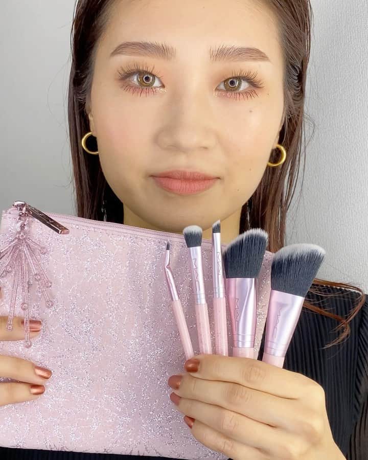 M∙A∙C Cosmetics Japanのインスタグラム：「【明日全国発売！】 M･A･Cで毎年大人気！メイクの仕上がりを高める、5本のミニブラシがセットされたホリデー限定キット❄️✨ 5本それぞれの使い方を動画でチェック💕 ㅤ ■スパークラー スターター キット: ブラシ(税込8,800円) ㅤ ＜ブラシ内容×動画使用製品＞ 1️⃣# 423SES スカルプティング ファンデーション ブラシ ✖️スタジオ フィックス フルイッド SPF 15 ㅤ 2️⃣# 424SES アングル ブラッシュ/ハイライター ブラシ ✖️M·A·C ミネラライズ スキンフィニッシュ ライトスカペード(ハイライト)、M·A·C ミネラライズ ブラッシュ スウィート イナフ(チーク) ㅤ 3️⃣# 512SES エッセンシャル シェーディング ブラシ 4️⃣# 513SES スモール マルチパーパス スカルプテッド ブラシ ✖️ロケット トゥ フェイム アイ シャドウ X 12 パレット(ホリデー限定) ㅤ 5️⃣# 514SES ベント ディテール ブラシ ✖️ダズルシャドウ リキッド フラッシュ アンド ダッシュ ㅤ *公式オンライン先行発売 *10/23(金) 全国発売 店頭にて事前予約を開始しております。 ㅤ #MACFrostedFirework #MACクリスマスコフレ2020#MACHoliday #MACCosmeticsJapan #MACCosmetics #MAC #MACコスメ #マックコスメ #コスメ#コスメ紹介#コスメ好き#コスメレポ #化粧品 #デパコス #コスメ部 #コスメマニア#トレンドメイク#秋メイク#メイクテク#メイク道具#ブラシ#メイクブラシ#メイク動画」