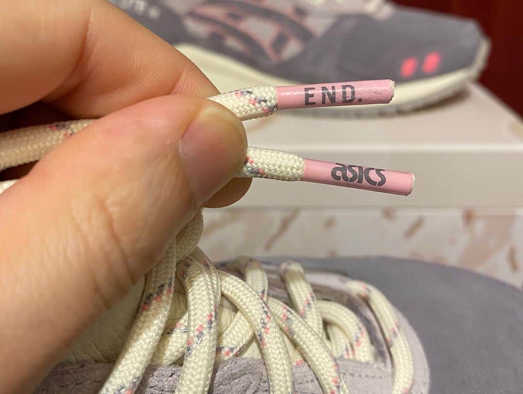 ミトさんのインスタグラム写真 - (ミトInstagram)「・ ・ めちゃくちゃ可愛かったのでとりあえず抽選応募したら、  なんと当選してしまったEND.とASICSのコラボ。  GEL LYTE Ⅲはまだ一足も持ってなくて、  今回初の一足！  と、言いたいところなのですが、実はこれ女子サイズ。  たまにこうやって可愛いやつとかは、  娘や嫁さんが履くかもと思って抽選してたりしてます。  そしてこれは見事、娘行き。  家族的には良い迷惑でしょうが苦笑、  家の玄関に素敵なスニーカーが置いてあるのだけで、  私は幸せです✨  早く自分のGEL LYTE Ⅲ欲しいなあ  #gellyte3 #gellyte3pearl #endclothing #asicsgellyte3 #asics #raresneakers #newkicks #アシックス #ゲルライト3 #sneakers #sneaker #スニーカー #clammbon #クラムボン #ミト #mito #ミトムボン #靴道」10月22日 12時57分 - micromicrophone