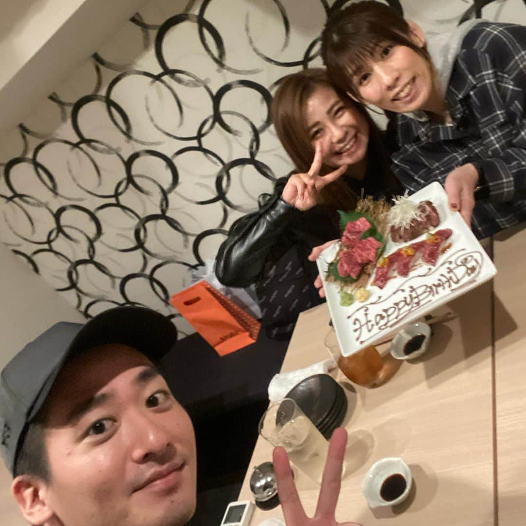 ダイキさんのインスタグラム写真 - (ダイキInstagram)「吉田沙保里さんのお誕生日会🎂 おめでとうございます㊗️ なかなか会えずだったのでヘアメイクのゆうさんとそれぞれの合同誕生日会になりました☺️ 楽しかったー！あっという間でした！ お忙しい中、ありがとうございました！パワー頂きました💪 #happybirthday #肉ケーキ」10月22日 12時58分 - daiki_sugiura0619