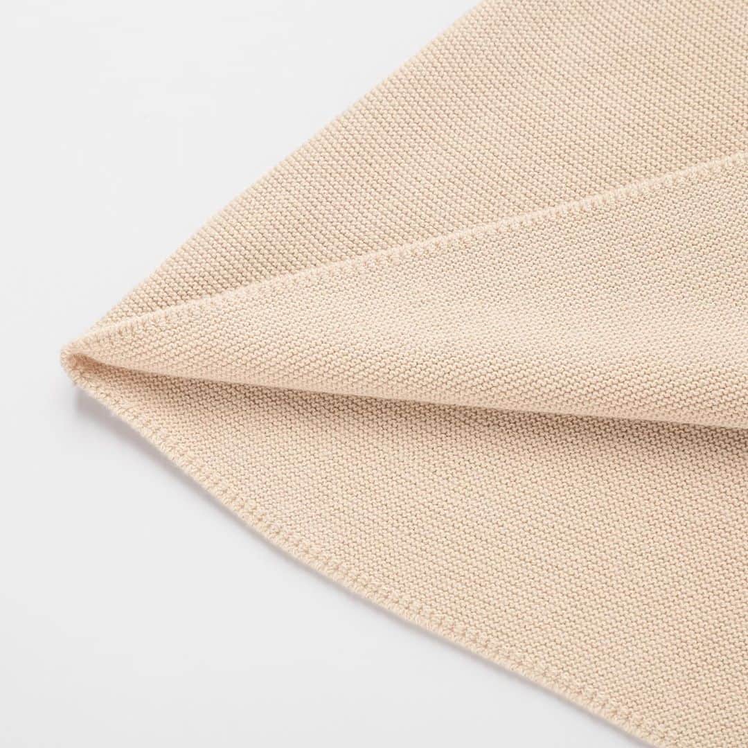 ユニクロさんのインスタグラム写真 - (ユニクロInstagram)「Experience the beautiful silhouette and supremely soft texture of our 3D-knit cotton sweaters. Try one on in the color of your choice, and you'll know exactly what we are talking about. #UNIQLO #LifeWear #3dknit #knit」10月22日 12時51分 - uniqlo