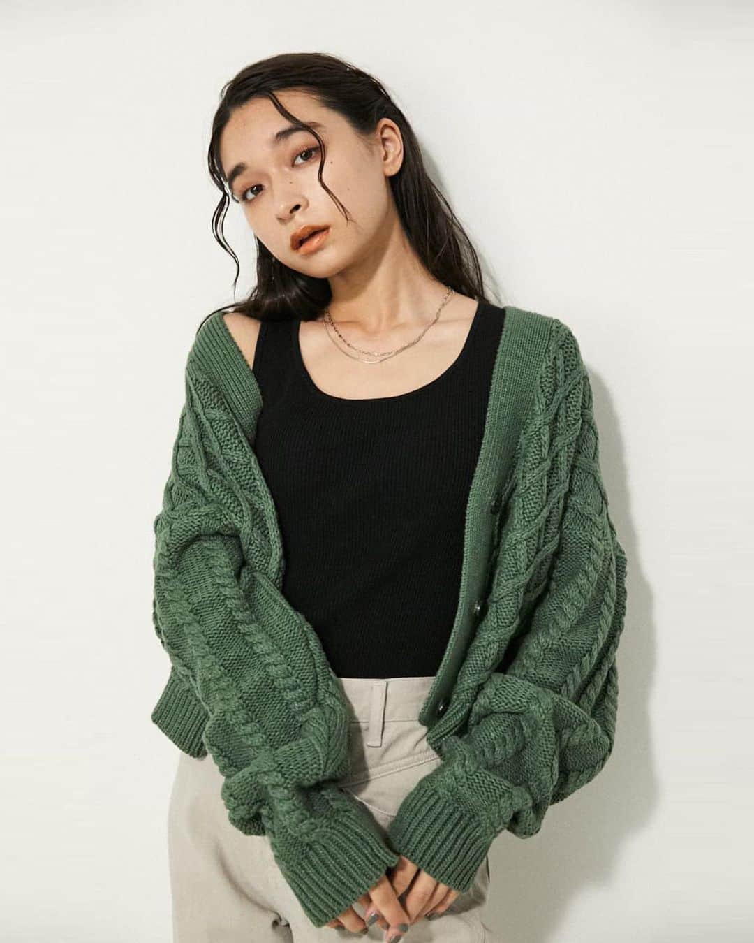 SHEL'TTER WEB STOREさんのインスタグラム写真 - (SHEL'TTER WEB STOREInstagram)「AUTUMN - WINTER CARDIGAN & KNIT COLLECTION🧶 ━━━━━━━━━━━━━━━━━━ シンプルな定番品からコーデの主役級デザインのものまで、 今年はカーディガンとニットのバリエーションが豊富！  冬はコートのインやレイヤードにも使える。 袖に少しボリュームがあるアイテムにも注目✨  画像TAPで商品詳細をチェック✔️ ━━━━━━━━━━━━━━━━━━ #SHELTTERWEBSTORE #SWS」10月22日 12時54分 - sheltterwebstore