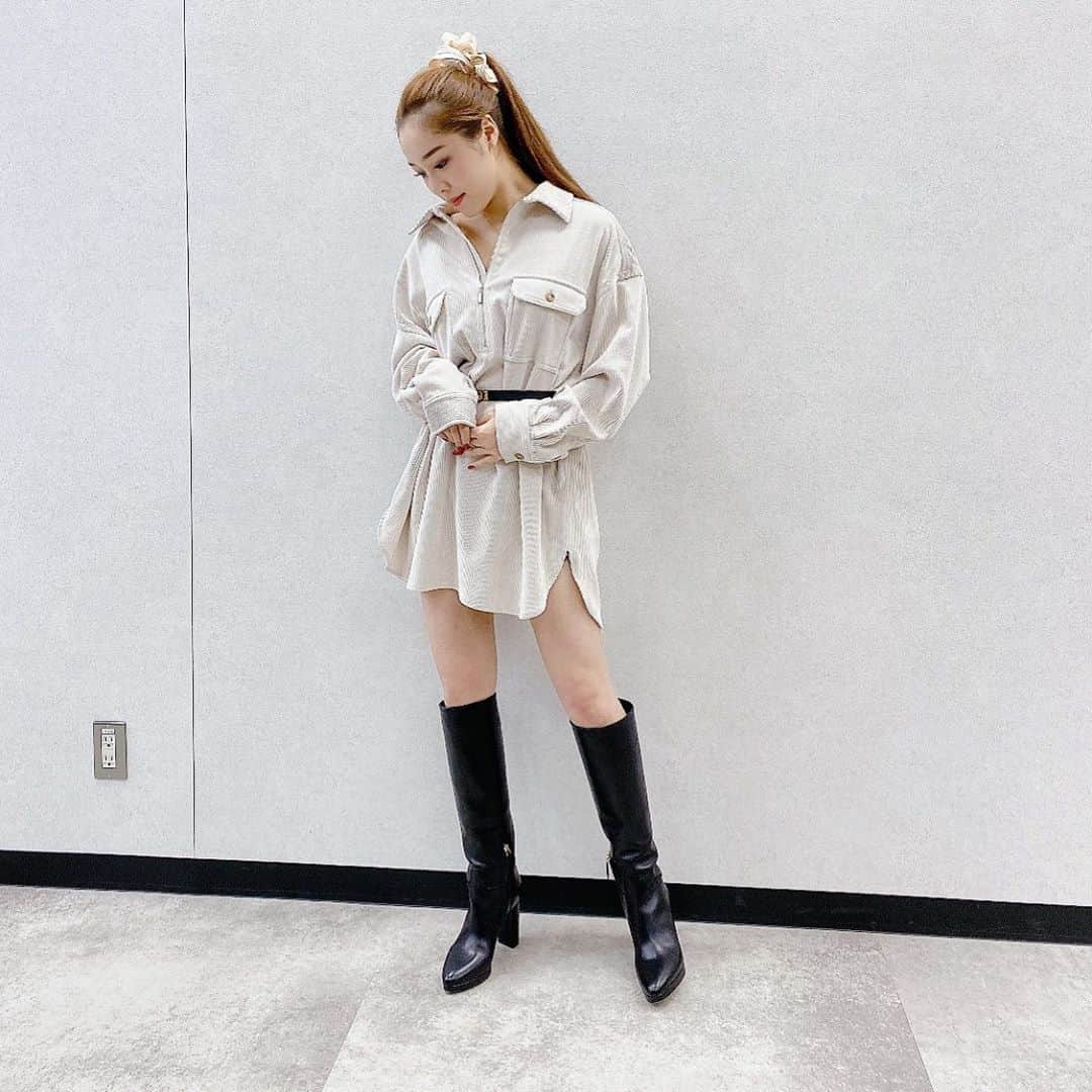 石田安奈のインスタグラム：「ブーツの時期がやってきた❤️❤️❤️ ワンピは気に入りすぎて色違いで買っちゃった🤣❤️  #ブーツ　#秋服　#ファッション　#コーデ　#fashion #White #Black #gym＃女子#ワンピース　#onepiece#ポニーテール」