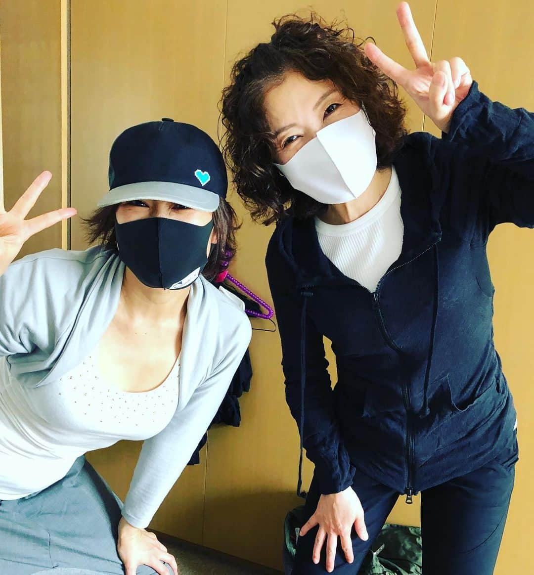 SHEILAのインスタグラム：「今週も我が家に来て下さいました。 最強コンビ‼️ この2人のケアーは 力も全て大好き❤です。 来週も来てくれるって、 嬉しいな❤️  #樫木裕実　先生 #庭山マネージャー #2人とも #大好き #ボディケアー #欠かせない　 #強さ　 #最高 #毎日やりたいレベル  #上手 #マッサージ #sheila #くも膜下出血  #疲れピーク #早く #一緒に #踊りたい #トレーニング #したい #頑張る #負けない #料理も #出来る #凄い #あ #庭山さんがね」