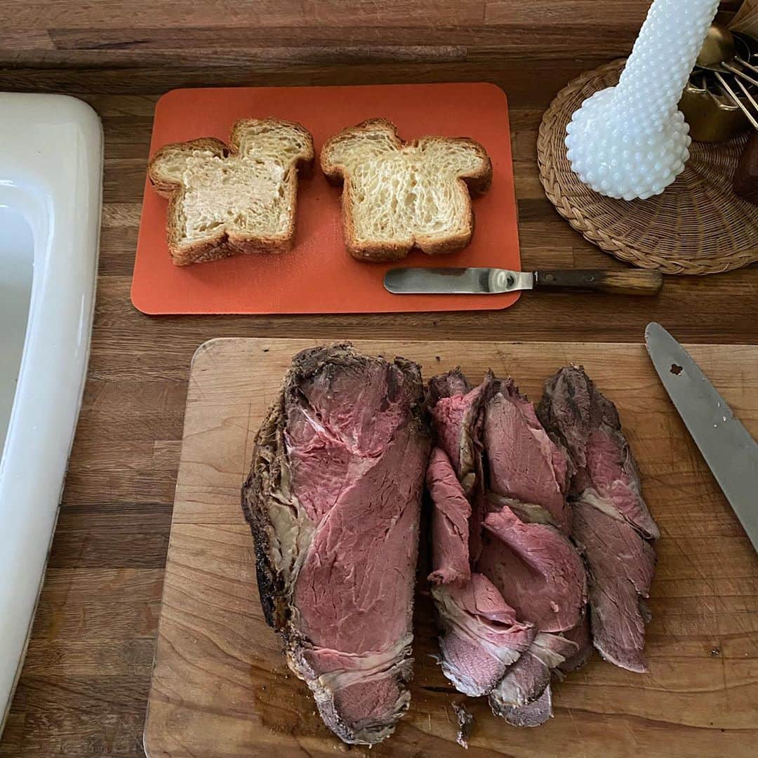 のインスタグラム：「出来上がったローストビーフをざくざく切ってフレンチディップに。たまたまいただいたクロワッサン食パンにはさんで。本当にこの作り方びっくりするほど簡単で本格的！昨日のストーリーを見てハワイ在住の友人たちが数名今頃作ってるみたい。弁護士先生直伝レシピは　@alohaclipshawaii に載せています。  #roastbeef #frenchdipsandwich  #lunch」