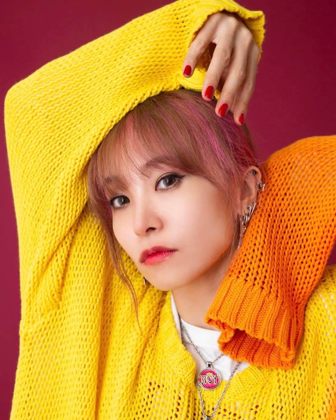 LiSAさんのインスタグラム写真 - (LiSAInstagram)「グランネーションニット☻ 丈が短めなので、下に長いロンTとか、ワンピース合わせるのオススメ〜☻私は中に、ロング丈Tシャツとかワンピース着てる☻ この黄色はNYLONさんでも着てたね〜☻ ピンクと黄色があります☻  ROY -reflect overjoy-  Debut Collection 2020.10.22 12:00〜Start👑 @royreflectoverjoy.official  https://royreflectoverjoy.jp」10月22日 13時00分 - xlisa_olivex