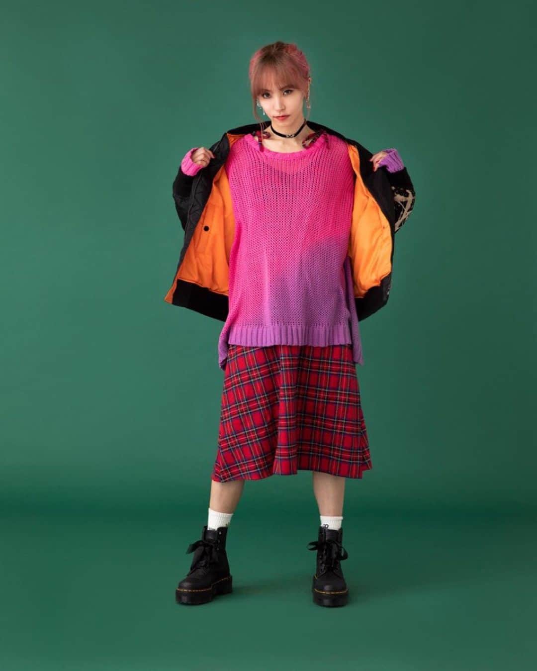 LiSAさんのインスタグラム写真 - (LiSAInstagram)「グランネーションニット☻ 丈が短めなので、下に長いロンTとか、ワンピース合わせるのオススメ〜☻私は中に、ロング丈Tシャツとかワンピース着てる☻ この黄色はNYLONさんでも着てたね〜☻ ピンクと黄色があります☻  ROY -reflect overjoy-  Debut Collection 2020.10.22 12:00〜Start👑 @royreflectoverjoy.official  https://royreflectoverjoy.jp」10月22日 13時00分 - xlisa_olivex