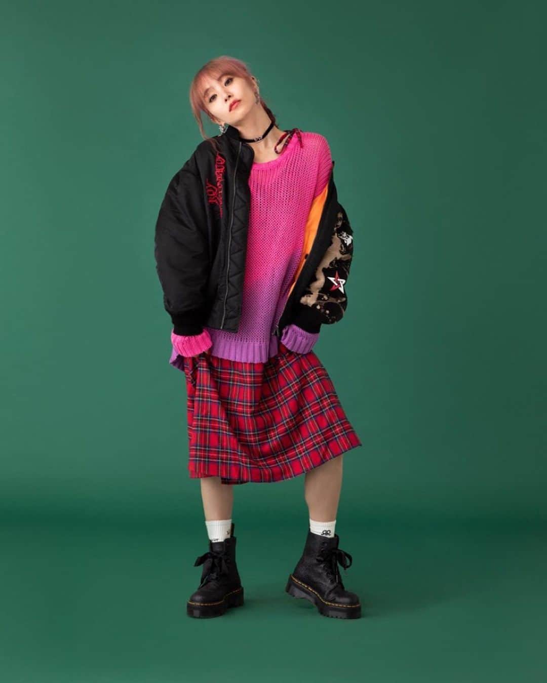 LiSAさんのインスタグラム写真 - (LiSAInstagram)「グランネーションニット☻ 丈が短めなので、下に長いロンTとか、ワンピース合わせるのオススメ〜☻私は中に、ロング丈Tシャツとかワンピース着てる☻ この黄色はNYLONさんでも着てたね〜☻ ピンクと黄色があります☻  ROY -reflect overjoy-  Debut Collection 2020.10.22 12:00〜Start👑 @royreflectoverjoy.official  https://royreflectoverjoy.jp」10月22日 13時00分 - xlisa_olivex