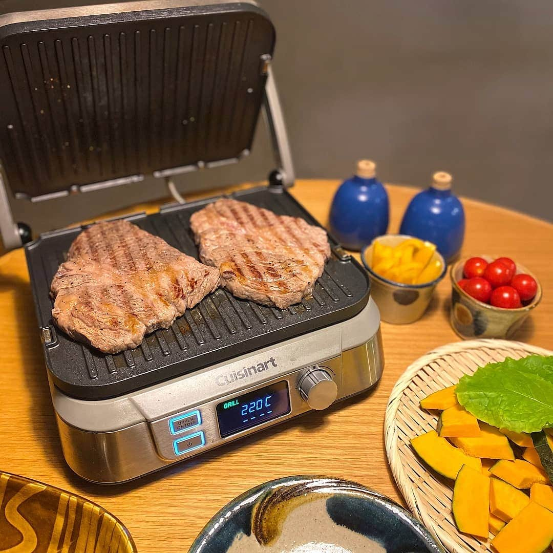 Cuisinart(クイジナート)ジャパン公式アカウントさんのインスタグラム写真 - (Cuisinart(クイジナート)ジャパン公式アカウントInstagram)「\ 肉汁滴る焼きたてステーキ🥩 /⁣ ⁣ 見事な焼き目がついたステーキ😋⁣ ⁣ クイジナートのマルチグルメプレートは、⁣ ダイニングテーブルの上で調理しながら、⁣ 出来立てのお料理をお召し上がりいただけます。⁣ ⁣ 両面から挟んで短時間で焼き上げるので、肉の旨味を逃がしません👌⁣ ⁣ いろいろな野菜を合わせて焼けば⁣ 自宅にいながらバーベキュー気分が楽しめますよ♪⁣ ⁣ ・。・。・。・。・。・⁣ 📷Photo：@ichico2⁣ ⁣ 🥩Item：マルチグルメプレート⁣ ⁣ 🔍GR-5J⁣ ・。・。・。・。・。・⁣ ⁣ #クイジナート #cuisinart #クイジナートのある生活 #クイジナートLOVE #クイジナートマルチグルメプレート #おうちカフェ #おうち時間を楽しむ #おうち時間 #丁寧な暮らし #ホットプレート #ホットプレートパーティー #おうちごはん #豊かな食卓 #ホームパーティー #簡単ごはん #美味しい時間 #今日のご飯 #料理好きな人とつながりたい #おうちごはんlover #豊かな食卓 #毎日グリル部 #おうちBBQ #暮らしを楽しむ #バーベキュー #バーベキュー料理 #簡単ご飯 #私の美味しい写真 #クッキングラマー #おうちでステーキ #おうちde肉料理 #お肉料理」10月22日 13時04分 - cuisine_art