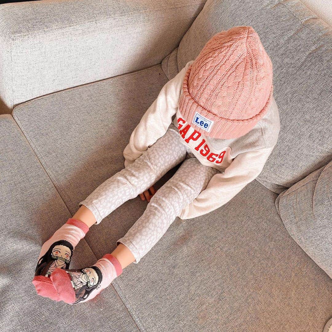 ありさ・あげまんクリエイターのインスタグラム：「鬼滅の刃、いま映画公開中ですね🥰  末っ子は禰豆子の靴下を履いて、眠い目を擦りながら今日も保育園に行きました😁👌🏻  #sponsored #follop @follop.inc #鬼滅の刃 #鬼滅 #靴下 #ソックス #助野 #sukeno @thisissocks_skn」