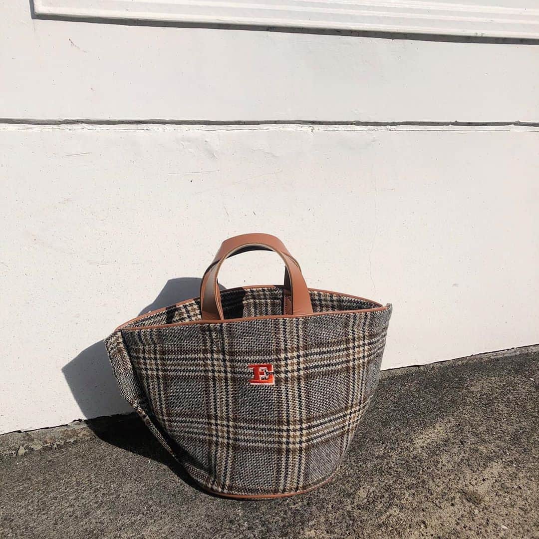 のインスタグラム：「オーダーしていた大好きな @ludlow_official のバッグがちょっと前に届きました👜🍁﻿ ﻿ チェック柄にトキメイて、今回もイニシャルを入れて🖌🧵﻿ ﻿ 迷ったけど、直感でオレンジ×ベージュで🍊🥜 ﻿ 見てるだけで、かわいい🐿🍂🤎﻿ ﻿ #ludlow #newin #bag #autumn #fashion #style #shopping #new #initial #embroidery」