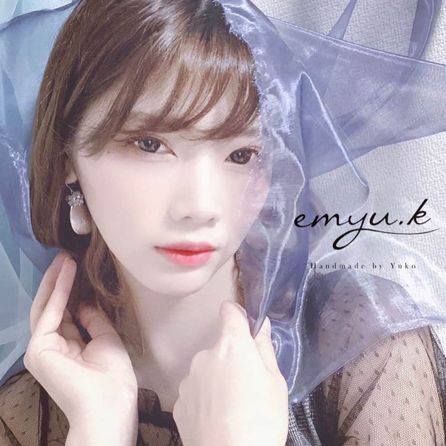 のインスタグラム：「#アクセサリーと暮らしの芸術展 から 出展作品が見られます！  大阪LUCUA1100店 ステージに 冬を彩るコスチュームジュエリー 華々しく集います！  emyu.k エミュー.ケイ  耳元に落ち着いた大人の雰囲気に個性をのせたアクセサリー  アート＆アクセサリーショップ「タピエスタイル」の常設店舗の方にも展開しております。  常設、ステージともに 下記の期間二箇所でより多くのブランドを ご覧いただけます。 よろしくお願い申し上げます。  アクセサリーと暮らしの芸術展 会期：2020年10月28日（水）～11月10日（火） 時間：10:30〜20:30 場所：大阪 LUCUA1100 4F イセタンクローゼット ザ・ステージ (同フロアにタピエスタイル直営店がございますが、エスカレーター正面の別の会場になります) アクセス　https://www.lucua.jp/access/ JR「大阪駅」中央口から徒歩約1分/大阪メトロ御堂筋線「梅田駅」北改札口から徒歩約2分  #tapiestyle #タピエスタイル  #handmadeaccessory  #ハンドメイドアクセサリー  #handmadepierce #handmadeearrings  #fallwinter2020  #fashion #fashionstyle  #lucua1100 #ルクアイーレ  #isetancloset #イセタンクローゼット」