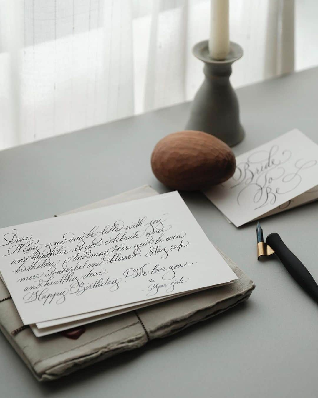 Veronica Halimさんのインスタグラム写真 - (Veronica HalimInstagram)「Today’s desk situation — #calligraphy #truffypi #handwrittennotes #personalized #penmanship #gift #カリグラフィー　#tabletop #stationerylove」10月22日 13時25分 - truffypi