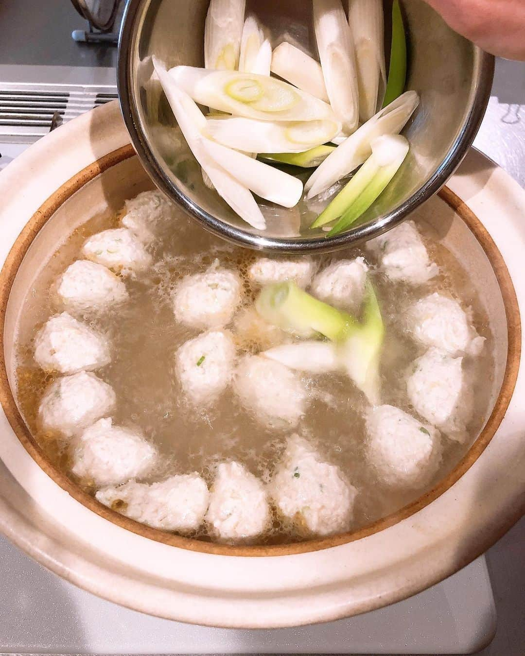 みきママさんのインスタグラム写真 - (みきママInstagram)「【ねぎ塩鍋です！！】  鶏団子＋ねぎ＋椎茸の具材3つでねぎ塩鍋にしました〜😁😁😁  味付けは鶏がら＋昆布だし＋生姜＋酒＋ごま油＋塩です。  すると、はる兄「馬鹿うめー。」ってさ。はる兄は中間テスト期間中なので昼ごはんは家で食べるってさ。  そこで、私「テストどうだった？」って聞いたら、  はる兄「まじ、むずい！！英語余裕だと思ってたらさ、授業聞いてないと解けない問題でさ、終わった。」ってさ。  馬鹿者ー。授業は聞いてこーい‼️  #みきママ　#ネギ塩鍋　#ランチ　#中間テスト　#バカ」10月22日 13時24分 - mikimama_official