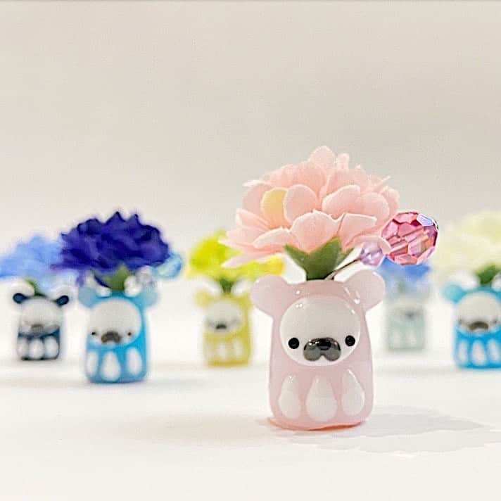 タピエスタイルさんのインスタグラム写真 - (タピエスタイルInstagram)「#アクセサリーと暮らしの芸術展 から 出展作品が見られます！  クスッと笑える小さな癒しを見つけてください  ・とんぼ玉アレンジ☆キャラクター 制作 『彩りの森のだるだるさんと仲間たち。』だるまと犬のパグが種族を越えてトキめいた時、光が放たれ彩りの森に だるだるさんが誕生しました。お花の帽子をかぶって、だるだるさんは今日も だるだる過ごします☆  「ちゃこまぱん」  #tapiestyle #タピエスタイル  #handmadeaccessory  #ハンドメイドアクセサリー  #とんぼ玉 #とんぼ玉アクセサリー  #fallwinter2020  #fashion #fashionstyle  #lucua1100 #ルクアイーレ  #isetancloset #イセタンクローゼット」10月22日 13時19分 - tapiestyle