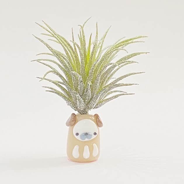 のインスタグラム：「#アクセサリーと暮らしの芸術展 から 出展作品が見られます！  クスッと笑える小さな癒しを見つけてください  ・とんぼ玉アレンジ☆キャラクター 制作 『彩りの森のだるだるさんと仲間たち。』だるまと犬のパグが種族を越えてトキめいた時、光が放たれ彩りの森に だるだるさんが誕生しました。お花の帽子をかぶって、だるだるさんは今日も だるだる過ごします☆  「ちゃこまぱん」  #tapiestyle #タピエスタイル  #handmadeaccessory  #ハンドメイドアクセサリー  #とんぼ玉 #とんぼ玉アクセサリー  #fallwinter2020  #fashion #fashionstyle  #lucua1100 #ルクアイーレ  #isetancloset #イセタンクローゼット」