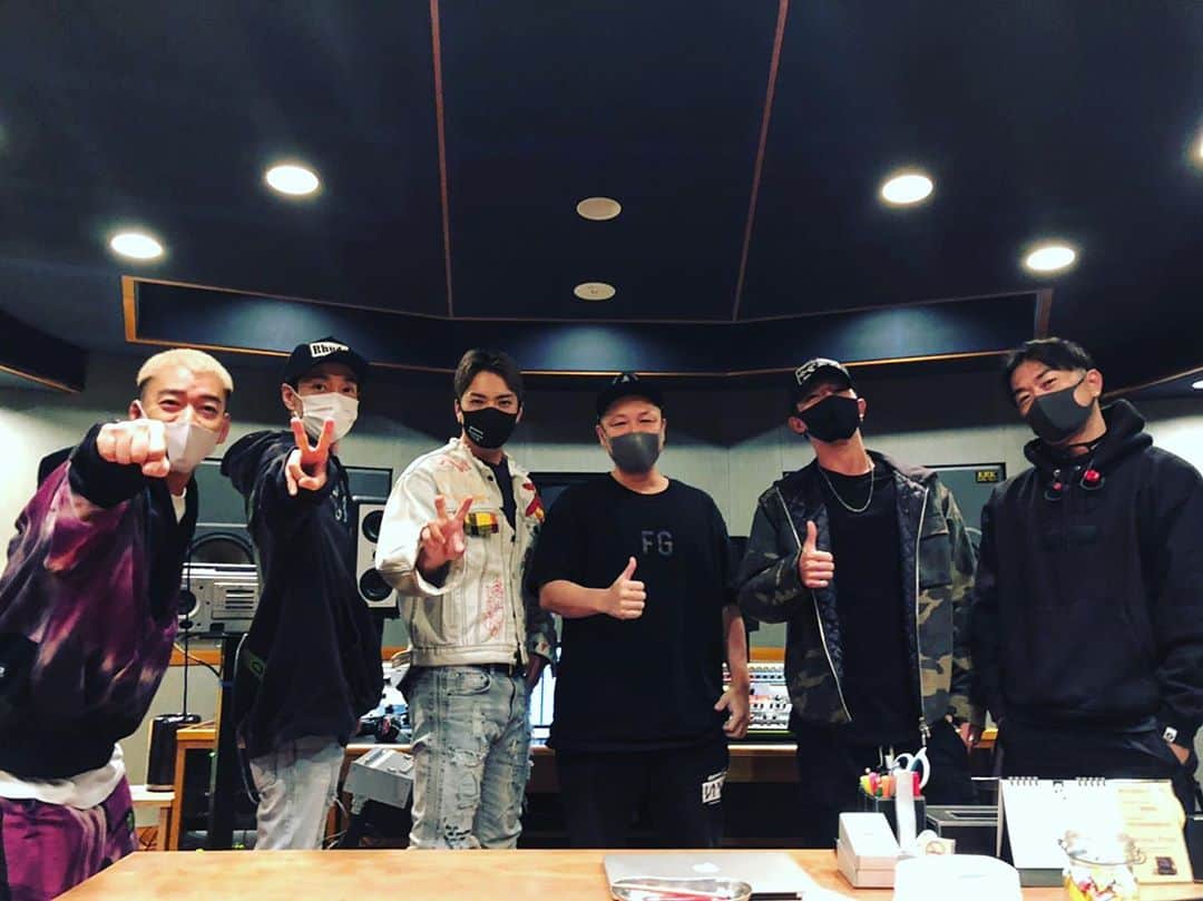 野替愁平のインスタグラム：「DOBERMAN INFINITY 「6 -Six-」 完成しやした‼️🔥✨ みんなそれぞれが心の奥から想いを絞り出した曲。その期待を遥かに超える一曲です‼️🔥 お楽しみに😌   BIG THANKS TO @rimazi.flying.b  #DI #6six」