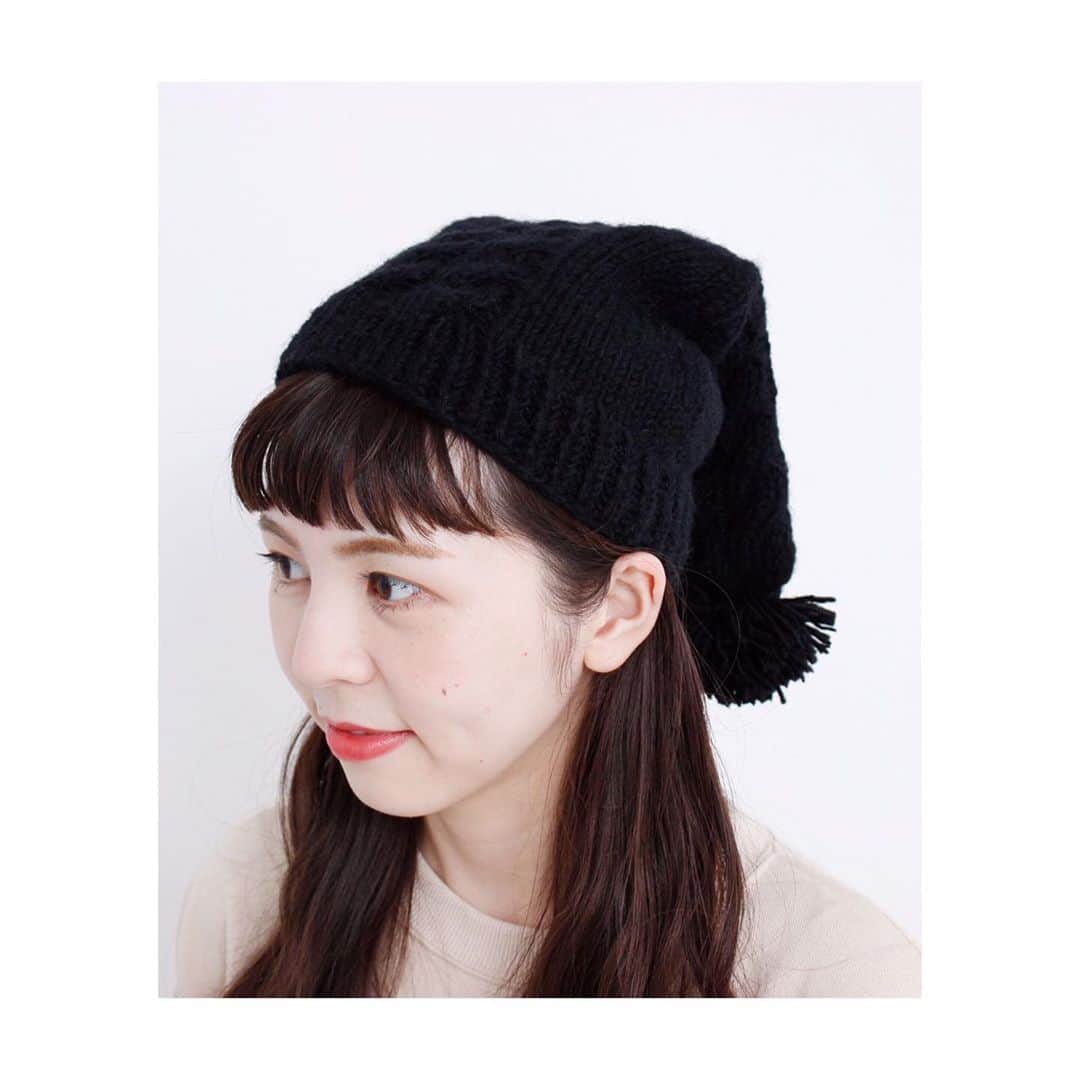 iami_official_instagramさんのインスタグラム写真 - (iami_official_instagramInstagram)「【Recommended】  handknit santa cap  少し前にお店に入ったサンタ帽。  2つ前のニットカーデと同じ、これもハンドニットです。 手編みならではの無骨さとぬくもりがたまりません。  white/red/black ¥2,800+tax  ____________________________  #iamiinfact #latelierdusavon  @latelier_du_savon_official  @ambidex_store」10月22日 13時21分 - iamiinfact