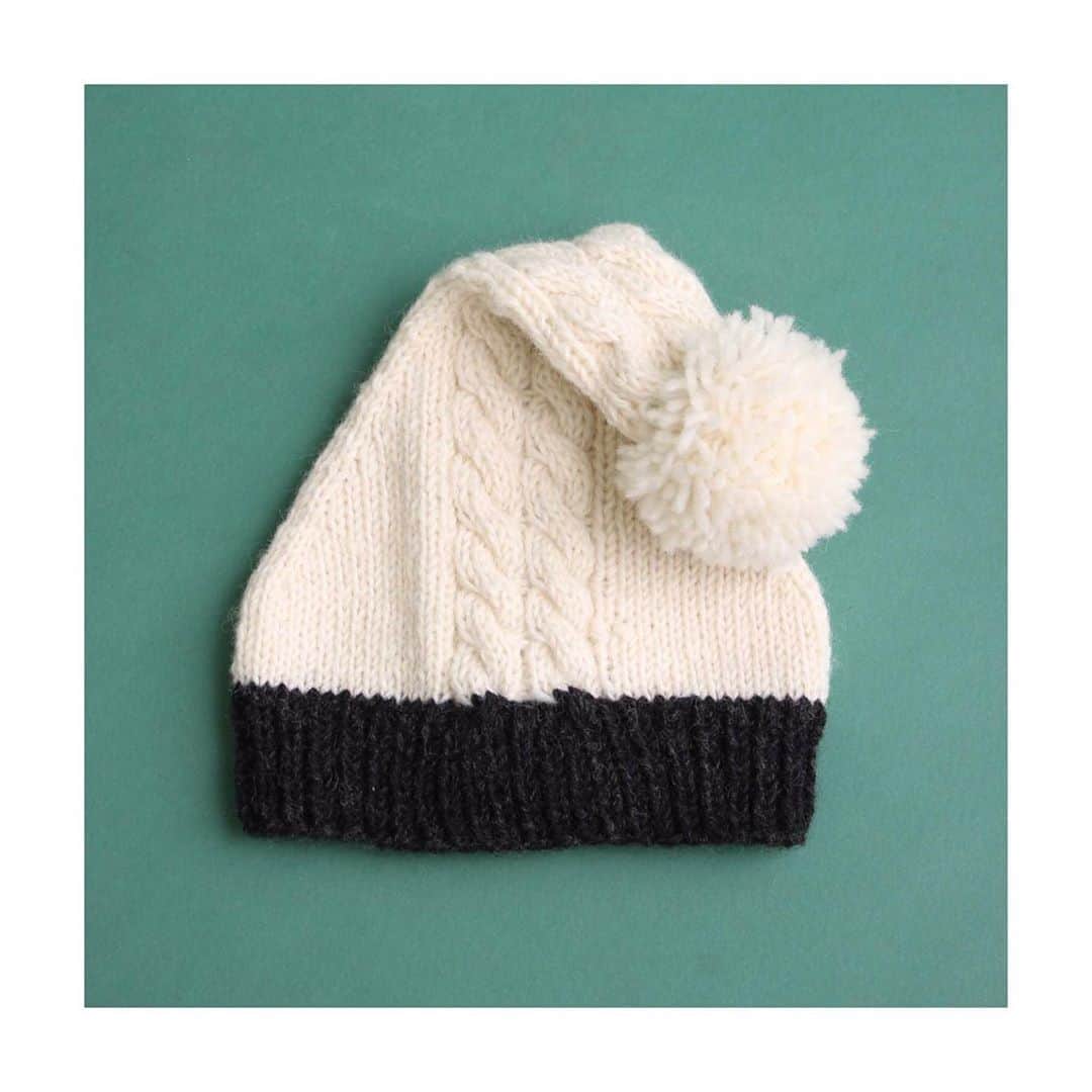 iami_official_instagramさんのインスタグラム写真 - (iami_official_instagramInstagram)「【Recommended】  handknit santa cap  少し前にお店に入ったサンタ帽。  2つ前のニットカーデと同じ、これもハンドニットです。 手編みならではの無骨さとぬくもりがたまりません。  white/red/black ¥2,800+tax  ____________________________  #iamiinfact #latelierdusavon  @latelier_du_savon_official  @ambidex_store」10月22日 13時21分 - iamiinfact