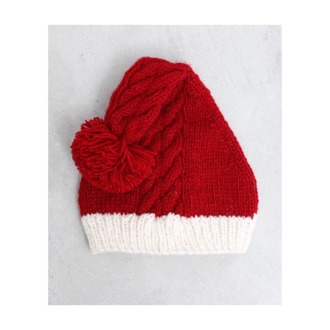 iami_official_instagramさんのインスタグラム写真 - (iami_official_instagramInstagram)「【Recommended】  handknit santa cap  少し前にお店に入ったサンタ帽。  2つ前のニットカーデと同じ、これもハンドニットです。 手編みならではの無骨さとぬくもりがたまりません。  white/red/black ¥2,800+tax  ____________________________  #iamiinfact #latelierdusavon  @latelier_du_savon_official  @ambidex_store」10月22日 13時21分 - iamiinfact