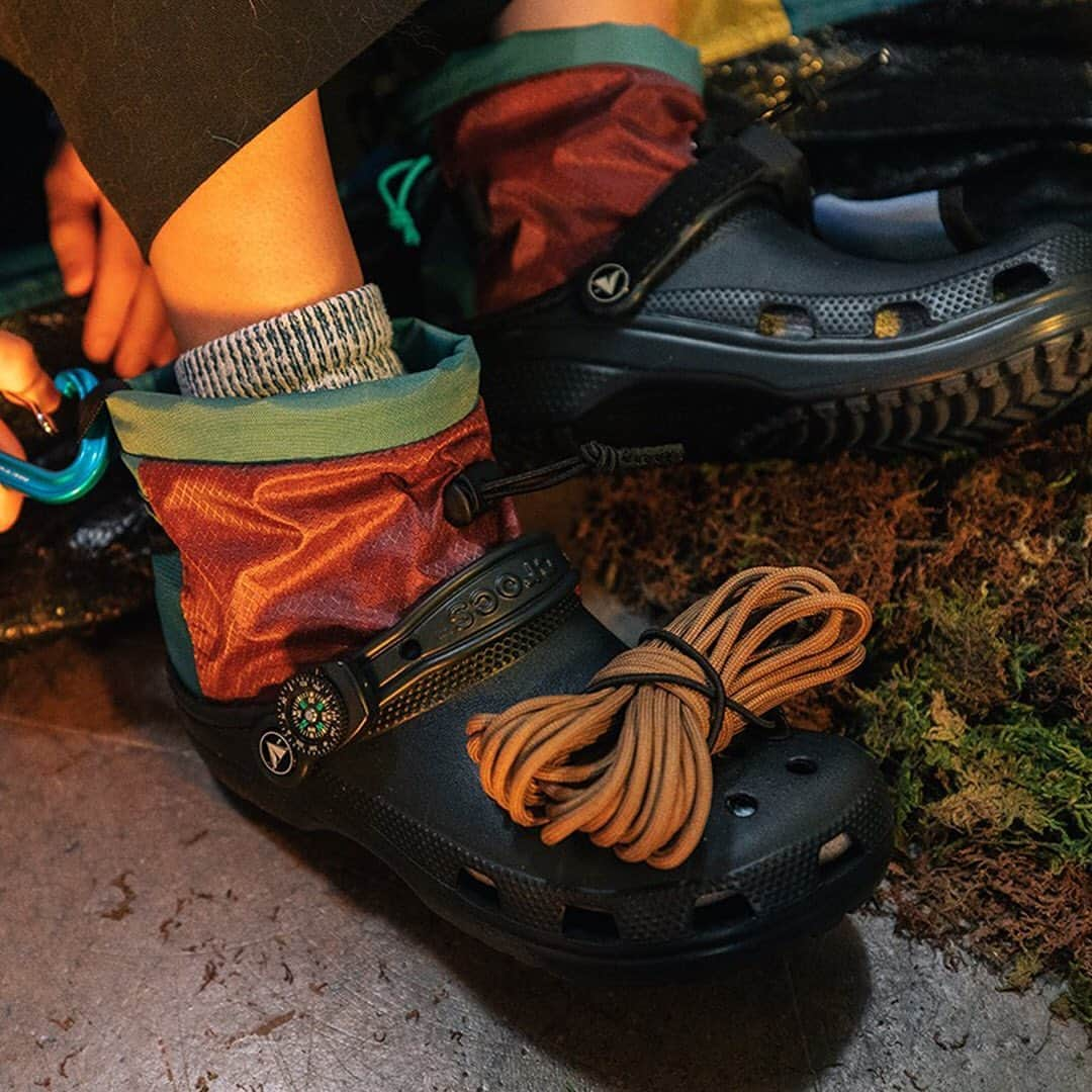 HYPEBEASTさんのインスタグラム写真 - (HYPEBEASTInstagram)「@hypebeastkicks: @crocs has enlisted @nicolemclaughlin for another take on the classic clog. Bringing her signature upcycling approach to the silhouette, the limited-edition pair has been themed around outdoor activities and features a weatherproof gaiter for protection and attachments such as a headlamp, paracord, stuff sack, carabiner and compass. It’s set to release via the @greenhouse app on October 27, before hitting the Crocs webstore at a later date.⁠⠀ Photo: @footlocker」10月22日 13時22分 - hypebeast