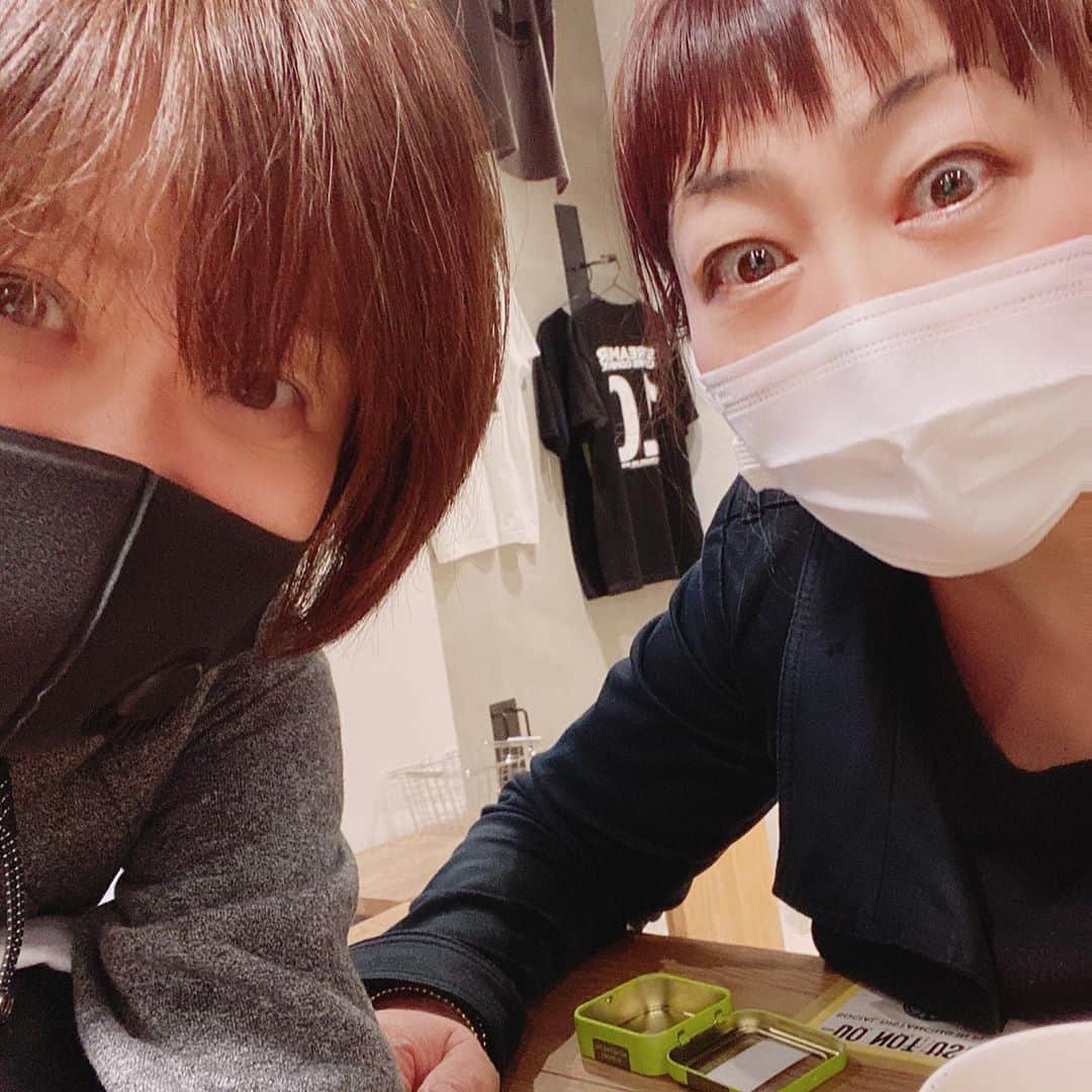 田村直美のインスタグラム：「お天気よーし☀️の昨日 グレースと会えたー❣️　 グレースと会う日はいつも雲がパワフル✨ 雲と月と富士山にはしゃいで　 たくさん話して また互いの現場に向かうのです 友達であり音楽仲間であり　そんなしあわせな関係でいられることに感謝😆✨ 女友達　ほーんと大事💓 ほーんと😆」