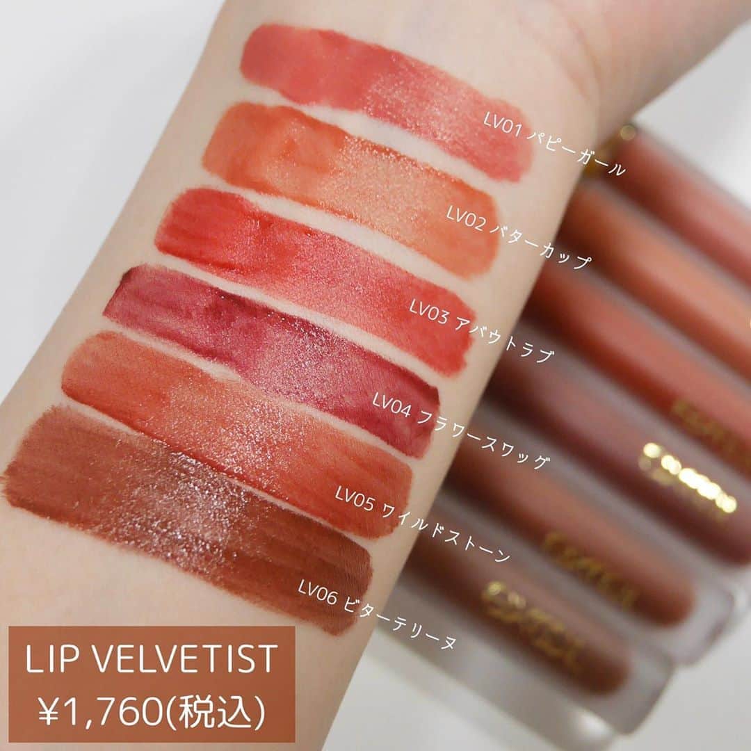 海老原りささんのインスタグラム写真 - (海老原りさInstagram)「💄excel 新作リップ全色レビュー✨💄﻿ ﻿ ﻿ ﻿ こんにちは🍁﻿ ﻿ アイシャドウと同じ10月20日発売の﻿ 粉っぽさのない新感覚レア感マットリップ。﻿ ﻿ こちらも全色スウォッチしちゃいます🤚🏻✨﻿ ﻿ ✔︎サナ エクセル リップベルベティスト﻿  ¥1,600(税抜)﻿ ﻿ ▶︎LV01 パピーガール﻿ 甘く儚いソフトなピーチピンク﻿ ▶︎LV02 バターカップ﻿ 温もりを感じるヌーディオレンジ﻿ ▶︎LV03 アバウトラブ﻿ 凛と麗しいクラシカルレッド﻿ ▶︎LV04 フラワースワッグ﻿ センシュアルな奥行きのあるカシスモーヴ﻿ ▶︎LV05 ワイルドストーン﻿ エッジィさを漂わせるオレンジブラウン﻿ ▶︎LV06 ビターテリーヌ﻿ 攻め気でスパイシーなモードブラウン﻿ ﻿ しっとりした塗り心地で﻿ ぁあ〜こういう唇って色っぽいわ…っていう﻿ ふんわりとした絶妙なマット💋﻿ ﻿ サラサラ感や粉っぽさがないのが良い！﻿ ﻿ 普段マットリップは使わないって方にも﻿ 使いやすいリップになっていて﻿ カラバリも日本人の肌色に全色合うと思ったよ！﻿ ﻿ LV01とLV02は王道の可愛らしいカラーですが﻿ 他の4色は上品で深みのある秋に使いたいカラー。﻿ ﻿ 私は少し前の記事でLV01を使っていましたが﻿ LV05がほどよく赤く、ほどよくブラウンで﻿ 秋にぴったりでお気に入りです💕﻿ ﻿ ﻿ ﻿ @excelmake ﻿ #エクセル#アイプランナー#マットリップ#コスメレビュー#コスメスウォッチ#メイク動画#リップべルベティスト#今日のメイク#exceL﻿#excel_eyeplanning_cp#LIPVELVETIST」10月22日 13時28分 - ebichan_nn_n