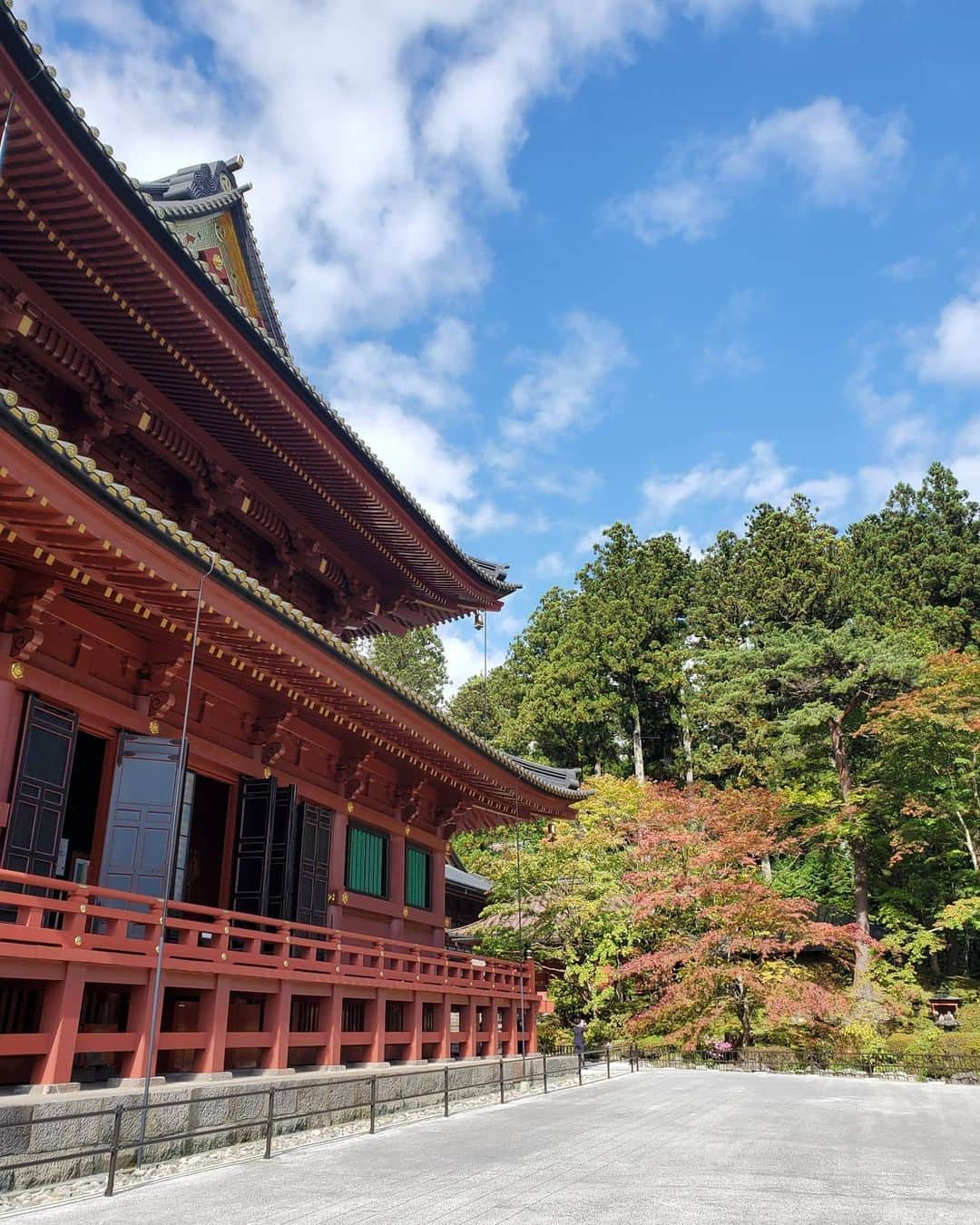 杏奈さんのインスタグラム写真 - (杏奈Instagram)「昨日は地元の栃木県でお世話になった経営者さんのお店に遊びに行ってきました😀 縁結びの神様や御神木がある二荒山神社とコラボした婚活ツアーの撮影に来てた公美さんとも会えて、少しの時間でしたが地元愛とパワーを頂きました🥰✨ 日光は丁度紅葉が始まったばかりくらいでこれからが見頃かな？？🍁🍂🌾 地元活性化の為に頑張る経営者さん達の力に、私も少しでもなれたらと思います💓栃木県は魅力満載ですよ🤭🧡🧡🧡 #栃木県#栃木県観光 #栃木県カフェ #日光#日光旅行#日光カフェ#日光東照宮#日光観光 #二荒山神社#縁結び#縁結び神社#紅葉#紅葉狩り#地元愛#地元活性化#婚活#婚活女子#夫婦杉  使ってるリュックの質問あったので↓ @gastonluga 防水機能のあるリュックです。 ■15%off専用割引コード： annagl  #GastonLuga #ガストンルーガ #バックパック」10月22日 13時28分 - anna97114