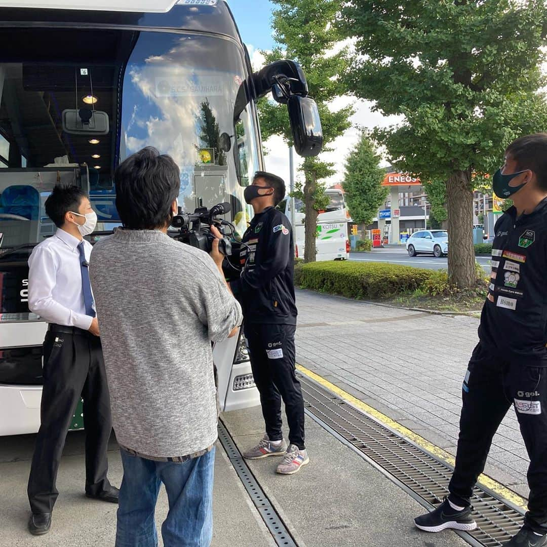 SC相模原さんのインスタグラム写真 - (SC相模原Instagram)「#かぬしら👨‍❤️‍👨 * J:COM応援番組『FORZA!SC相模原』の収録🙋‍♂️🎥 * MF28 #鹿沼直生  DF18 #白井達也 * かぬしらコンビ👨‍❤️‍👨と ドライバーのはしもとさんが 選手バスの紹介をしてくれました！🚌💭💭 山口自動車さまありがとうございました！！ #SC相模原」10月22日 13時32分 - s.c.sagamihara_players