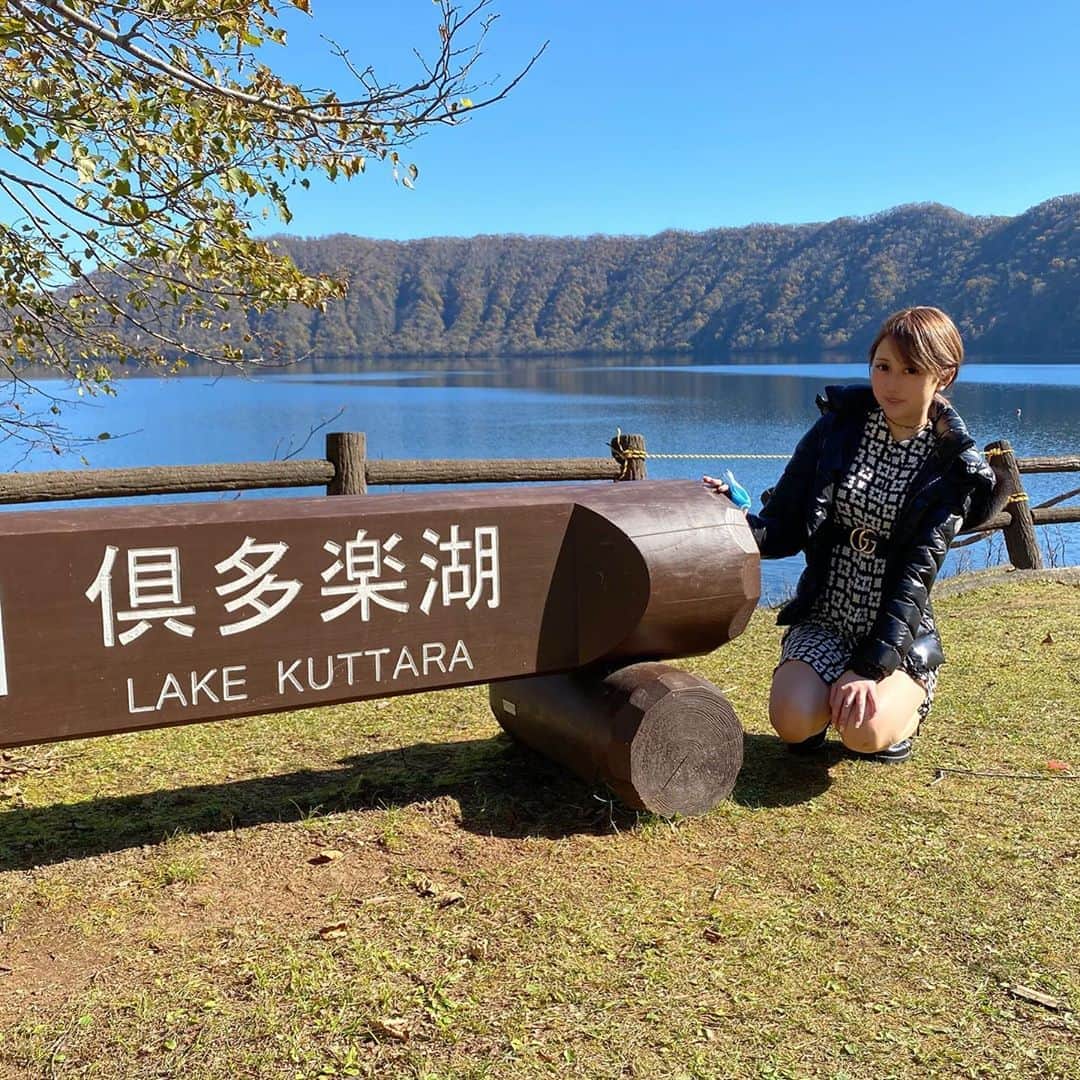 SEIRAのインスタグラム：「倶多楽湖☺️✨  透明度は同じ北海道にある 「摩周湖」に次いで 日本で第二位ともいわれる水の綺麗さで 知られる倶多楽湖。✨ 「霧の摩周湖」などとして、 とても知名度の高い「摩周湖」 と比較すると、 知名度は低めではありますが… 実際に訪れてみると、✨ 日本で第二位の透明度というのも頷ける その水の清らかさ、 透明度に驚嘆します。☺️✨✨  #キープグループ #ニュークラブ #キャバクラ #ホステス #キャバ嬢 #北海道 #札幌 #さっぽろ #すすきの #ススキノ #歌舞伎町 #北新地 #錦 #中洲 #followme #likeforlikes #l4l #followforfollow #f4f #ledwine#pinotnoir」