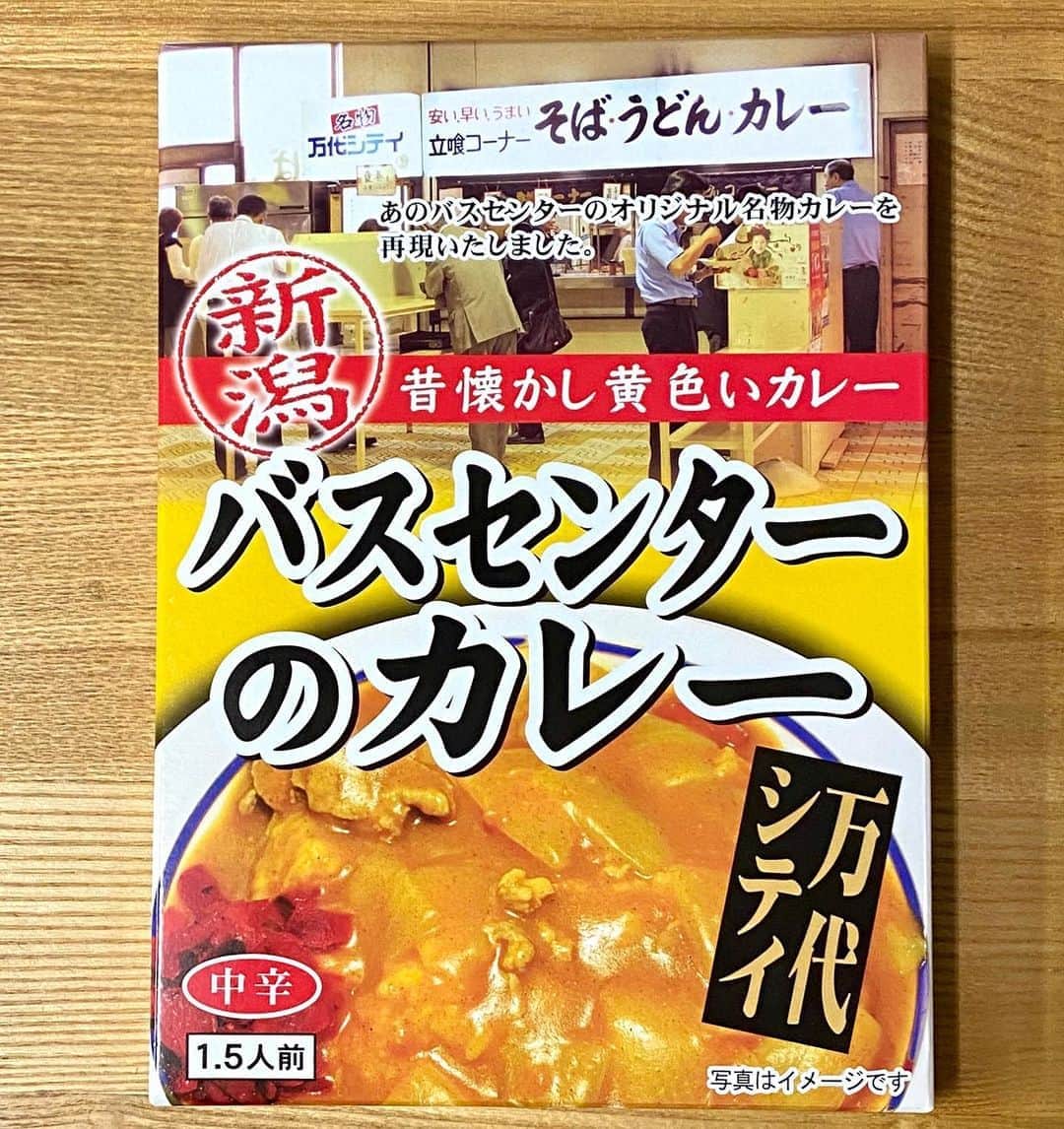 江口寿史のインスタグラム：「おお！NegiccoのMeguちゃんで有名な新潟バスセンターのカレー！のレトルトを西荻の新潟物産館みたいな店で発見。しかし箱でかくないか？２枚め右のが通常のレトルトカレーのサイズ。」