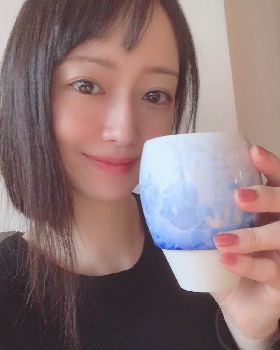 のインスタグラム：「ほっと一息☺️✨  カップが美しすぎて  何度も眺めちゃった💕  #ジュネイホテル さん #juneihotel #thejuneihotel京都御所西 #hotel #thejuneihotel #京都 #京都旅行 #女子旅 #一人旅 #kyoto #国内旅行 #travel #japan #japanese  #町屋  #和   #清水焼  #湯呑み #花結晶 #美しい #beautiful #綺麗 #キラキラ   #吉山りさ #モデル #一人旅女子   #そうだ京都行こう ☺️❣️」