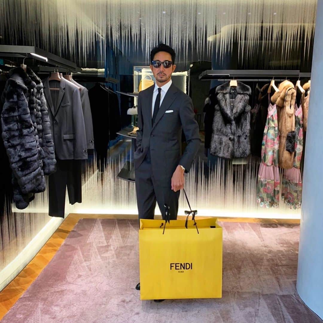 のインスタグラム：「イエローにブラック。敬愛するブルース・リー先生のカラーときたら買うしかない。  @fendi  #fendi #fendipeakaboo  @yoshimasa_hoshiba  #yoshimasahoshiba @forzastylecom  #forzastyle @minimalwardrobe_official  @brucelee」