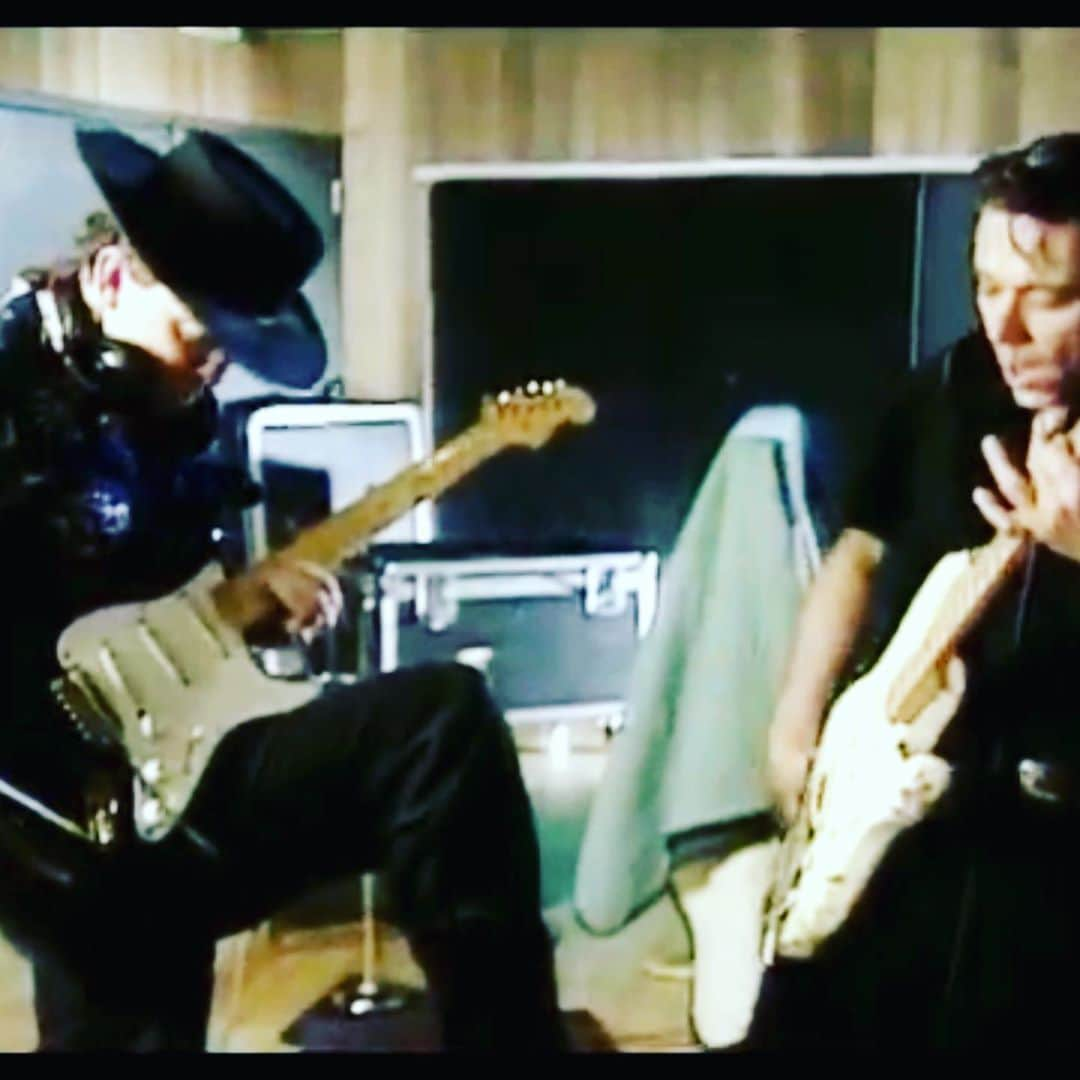 ナイル・ロジャースさんのインスタグラム写真 - (ナイル・ロジャースInstagram)「#stevierayvaughan played my ‘57 gold-platted 8 screw faceplate @Fender #stratocaster on #TickTock. He also broke and changed my string. Check all 4 pics.」10月22日 13時58分 - nilerodgers