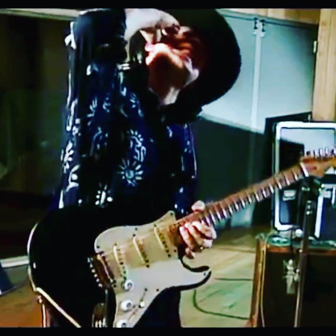 ナイル・ロジャースさんのインスタグラム写真 - (ナイル・ロジャースInstagram)「#stevierayvaughan played my ‘57 gold-platted 8 screw faceplate @Fender #stratocaster on #TickTock. He also broke and changed my string. Check all 4 pics.」10月22日 13時58分 - nilerodgers