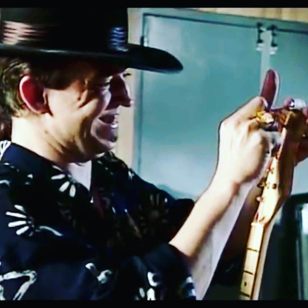 ナイル・ロジャースさんのインスタグラム写真 - (ナイル・ロジャースInstagram)「#stevierayvaughan played my ‘57 gold-platted 8 screw faceplate @Fender #stratocaster on #TickTock. He also broke and changed my string. Check all 4 pics.」10月22日 13時58分 - nilerodgers