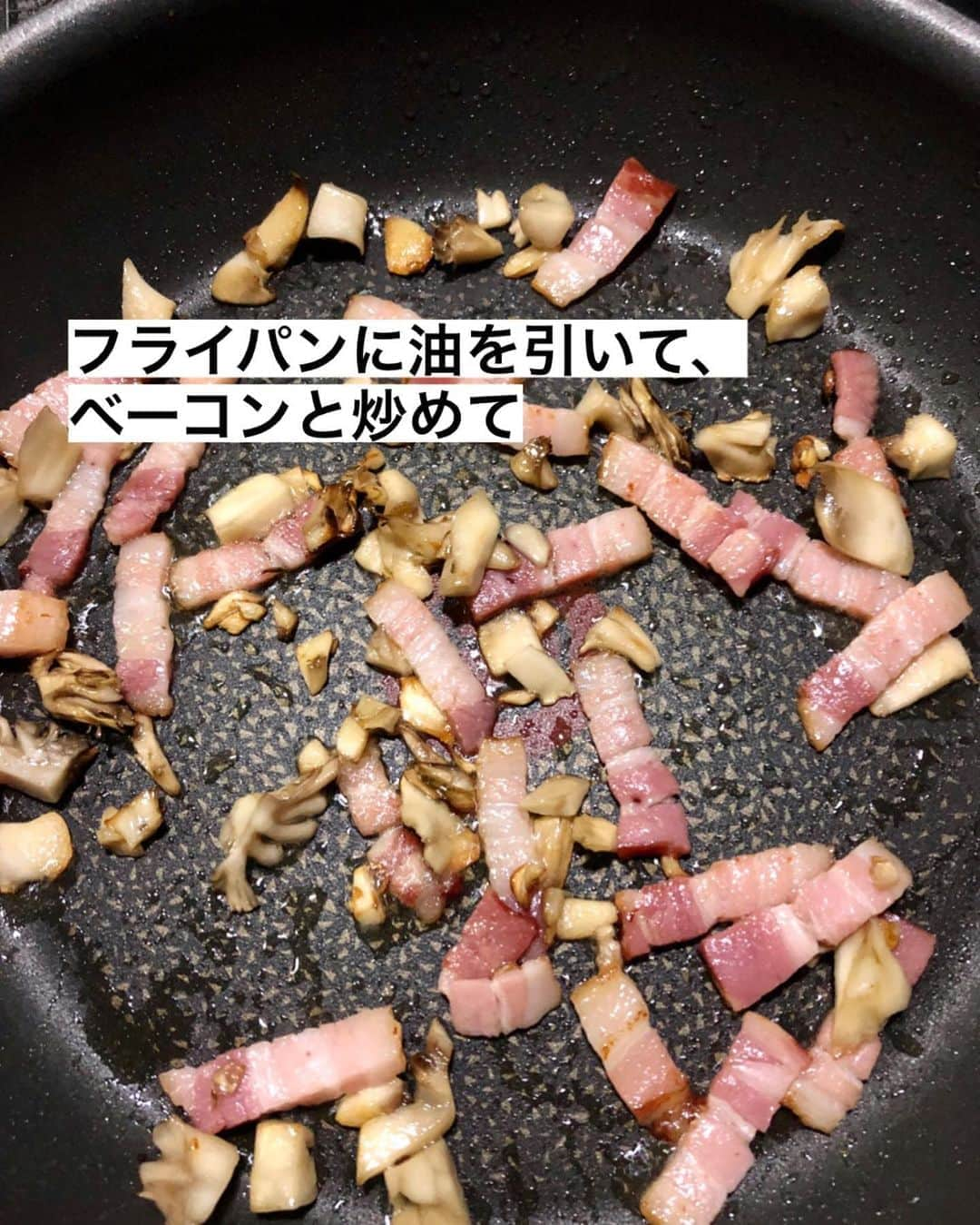 utoshさんのインスタグラム写真 - (utoshInstagram)「【レシピ画像付き】グリル舞茸の焼飯チャーハン﻿ ーーーーーーーー﻿ グリルで味をギュッとして、舞茸の焼飯チャーハン！﻿ ーーーーーー✂︎ー﻿ ﻿ こんにちは🙋🏻﻿ ﻿ キノコが美味しい季節！普通にキノコをフライパンで炒めるだけでもできるけど、ここに一手間を加えて、一度グリルしてあげると劇的ビフォー○フターみたいに、びっくりするくらい味が濃くなります。ぜひ試して欲しい、調理法なんです😊﻿ ﻿ 昨日の夜な夜な作ったチャーハンだったのでラー油をたっぷりかけましたが、これは本当にお好みで！キムチチャーハンみたいにちょっとピリッとさせるのが好きな方は多めに入れてくださいー✨﻿ ﻿ それと、市販の食べるラー油って全然辛くなかったりするので、食べるラー油だと子どもも食べられて美味しいかも！👍🏻﻿ ﻿ ー✂︎ー﻿ ﻿ ﻿ ー・ー・ー・ー・ー・ー・ー・ー﻿ ﻿ 9月11日に3冊目となる著書「在宅楽飯100」が発売されました📙﻿ 簡単に作れて栄養満天、これからの暮らしにぴったりの本になっております。﻿ 僕のプロフィールのハイライトからAmazonページに行く事ができますので﻿ ぜひご購入ください！﻿ ▶︎ @utosh﻿ ﻿ ー・ー・ー・ー・ー・ー・ー・ー﻿ ﻿ ﻿ レシピはこちら↓﻿ ＿＿＿＿＿﻿ ﻿ グリル舞茸の焼飯チャーハン（2人分）﻿ ﻿ 【材料】﻿ 白米 お茶碗2杯　450g﻿ ﻿ 舞茸 1個程度（50〜70g）﻿ ベーコン 100g﻿ 白ネギ 15cmくらい﻿ ﻿ ごま油　大さじ1﻿ しょう油 小さじ2﻿ 塩　小さじ1/4﻿ ﻿ ラー油（食べるラー油でも）﻿ 　大さじ1﻿ ﻿ 黒こしょう 少々﻿ ﻿ ﻿ 【作り方】﻿ （1）舞茸は魚焼きグリルで中強火で5分グリルする。ベーコンは小さめに、白ネギはみじん切りにする。﻿ ﻿ （2）舞茸がグリルできたら1/3ぐらいをトッピングにとっておいて、残りを細かく切る。（トッピングはなくても良い）﻿ ﻿ （3）フライパンに油を熱し、ベーコンを軽く炒め、舞茸も入れてさらに炒めあわせる。﻿ ﻿ （4）強火にしてネギをいれて白米を入れてしょう油を入れて切る様に混ぜ合わせ、ご飯をホロホロにし、塩を入れてよく味を整えて、さらに炒めあわせて皿に盛りつけ、トッピングにとっておいた舞茸と、ラー油をふって完成。﻿ ﻿ ＿＿＿＿＿﻿ ﻿ ぜひ作ってくださいね！﻿ No local No food おいしく楽しく！﻿ ﻿ ﻿ #チャーハン #焼飯 #yakimeshi﻿ #スタートUPレシピ #スタートアップレシピ #ややはつレシピ #とりあえず野菜食 #やさしい飯 #在宅楽飯﻿ ﻿ #おうちごはん #レシピ #時短料理 #簡単レシピ #献立 #お家ご飯 #手料理 #今日のごはん #フーディーテーブル #japanesefoods」10月22日 14時02分 - utosh