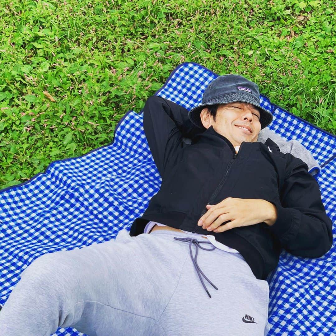 山中崇史のインスタグラム：「今朝、仕事なのにOFFと勘違いして寝ていたら電話がかかってきて「山中さん今どこですか⁉️」と言われる夢をみました。なので寝かせてください💤 #昼寝」