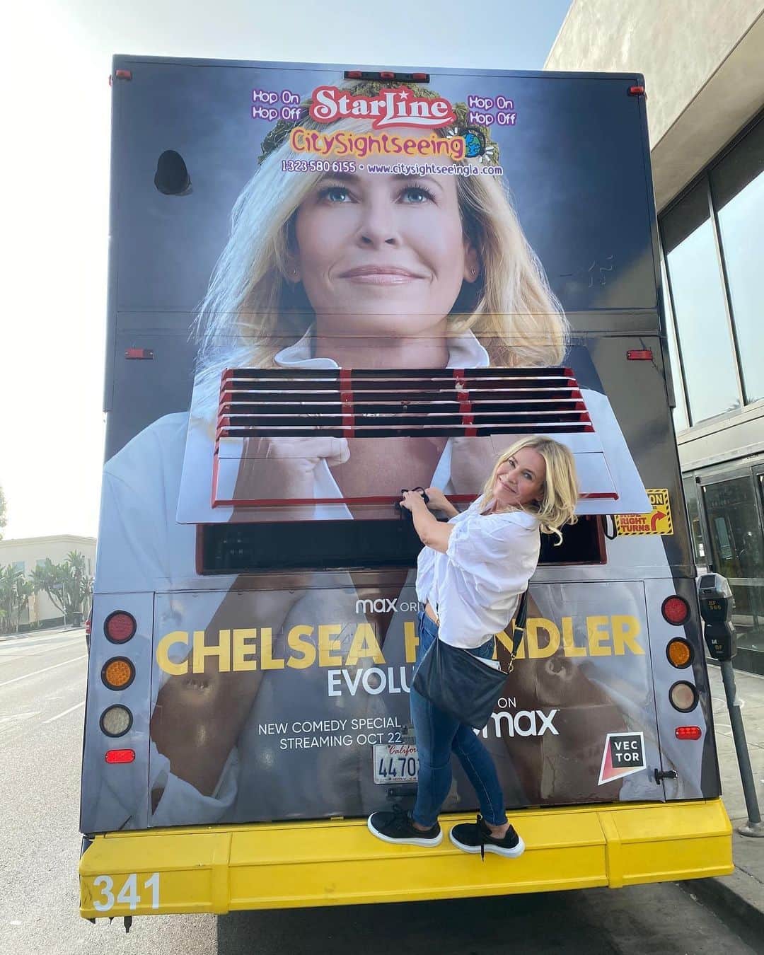 チェルシー・ハンドラーさんのインスタグラム写真 - (チェルシー・ハンドラーInstagram)「Baby got bus! After a 6 year hiatus, my stand-up special is out tonight at midnight on @hbomax so I had a covid-safe bus adventure to the premiere to celebrate 🎉🤸🏼‍♂️#ChelseaHandlerEvolution thanks @katebeckinsale」10月22日 14時04分 - chelseahandler