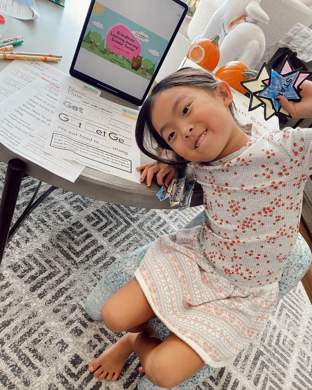 クリッセル・リムさんのインスタグラム写真 - (クリッセル・リムInstagram)「🐥 A little update on this one! She is finally fully reading and writing her sight words & beyond! We’ve been using the @bumobrain Daily Learning Program which pretty much is the reason why she has been able to excel in her education during these times! The Daily Learning Program was created for the busy parent in mind who doesn’t have the time to think of HOW they are going to engage and educate their little ones at home. Pretty much when you sign up for the Daily Learning Program you receive a daily agenda with EXACTLY what you need to do for the day. (Think about it like a workout app telling you what to do to stay fit!)  💥 GET 50% OFF your first month of the BümoBrain Daily Learning Program and get a FREE Individual Live 30-minute Class by using the code: CHRISELLE50  🧠 The BümoBrain Daily Learning Program is the perfect blend of virtual education and unplugged learning. Every day you get sent a daily learning agenda that is age-specific for your child and it will tell you EXACTLY what to do for the day!   The BümoBrain Program includes:  🔌 Daily age-specific unplugged activities & interactive videos  ☀️ Morning videos 📘Activity sheets (you can print out or do digitally)  🖥Access to our daily LIVE Slumber Readings 👩‍👧‍👦Access to our Weekly Family Experiences ✨It's a flexible program with the ability to go at your own pace  💻Accessible via computer, tablet, and even mobile 📦 Option to add on a BümoBrain Box so you never have to worry about materials!   I did a little takeover on @bumobrain ‘s stories! I share with you what a typical day looks like and also how I manage to run my business while homeschooling! Go check it out!  💥Link in bio to get 50% off of the BümoBrain Daily Learning Program + get a FREE individual Live class! Use code: CHRISELLE50」10月22日 14時11分 - chrisellelim