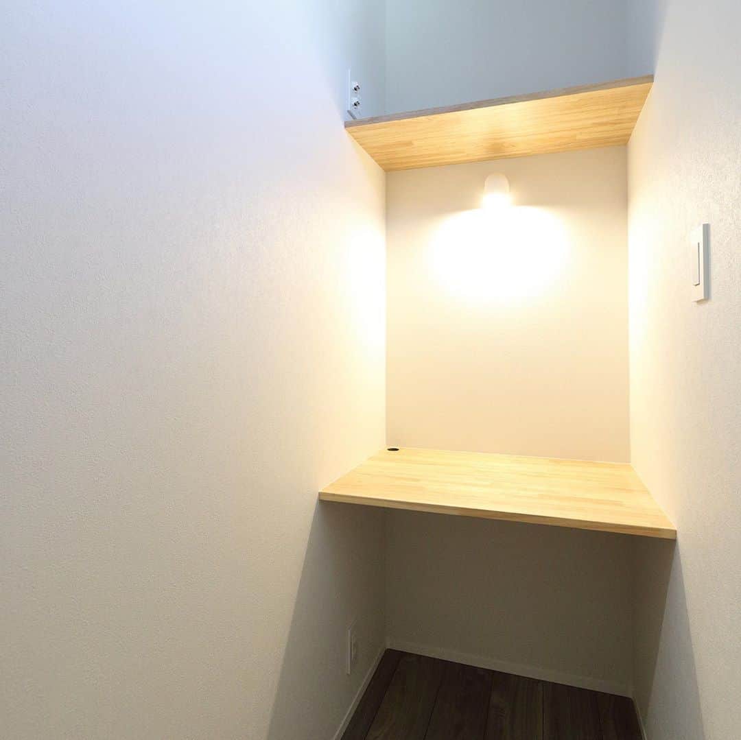 株式会社ジェネシスさんのインスタグラム写真 - (株式会社ジェネシスInstagram)「テレワークの普及でお客様からのリクエストも増えている書斎やワークスペースの事例をご紹介♪  1枚目：在宅ワークが主なお施主様。趣味部屋を兼ねたしっかりとした書斎を設けました。  2枚目：パントリーの一角に設けたコンパクトなワークスペース。オンライン会議も集中しやすいお籠り感がいい感じです👍  ジェネシスではみなさまのライフスタイルに合わせたここちいい家づくりをご提案しています。  来場相談の他、オンライン相談も承っておりますのでお気軽にお問い合わせください😊  #注文住宅 #マイホーム #新築 #インテリア #住宅 #家 #house #工務店 #暮らし #家づくり #interior #建築 #architecture #マイホーム計画 #design #デザイン #住まい #自然素材 #myhome #施工事例 #設計 #一戸建 #home #ジェネシス #吉祥寺 #子育て #おしゃれ #自由設計 #新築一戸建て #書斎」10月22日 14時25分 - genesis_kichijoji