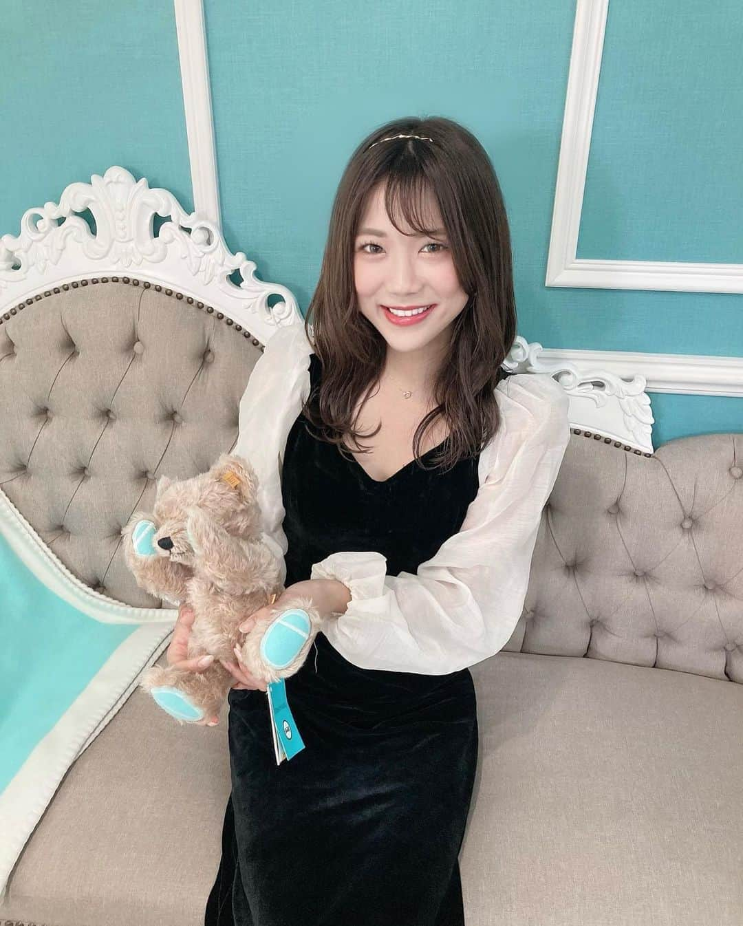 海江田麻貴さんのインスタグラム写真 - (海江田麻貴Instagram)「ㅤㅤㅤㅤㅤㅤㅤㅤ  ㅤㅤㅤㅤㅤㅤㅤㅤ 毎月メンテナンスでお世話になってる @the_venus_0168 さん🧸💎💍 いつも小顔ハイフしてもらってるんだけど今回は初めて #肩ハイフ してもらってきた✨  ㅤㅤㅤㅤㅤㅤㅤㅤ 冷え性で肩こりひどくてそのせいで顔とか脚も 浮腫みやすかったりしてたんだけど、 施術終わってめちゃくちゃ肩軽くなった😳🤣💗✨  ㅤㅤㅤㅤㅤㅤㅤㅤ 施術も15分くらいで終わって即効果実感できて ほんまにびっくりした😂  ㅤㅤㅤㅤㅤㅤㅤㅤ ほんでハロウィンのプレゼントも頂いてもて、、😍 有難う御座いました🎃💜いつも小顔にしてもらって 今回も身体スッキリしてもらってお世話になってるの はこっちやのに、、有り難いなぁあ、😢💗💗  ㅤㅤㅤㅤㅤㅤㅤㅤ お話してると色んな知識教えてもらえて美意識上がるし 楽しいし毎月しあわせ時間🤣💋💋  ㅤㅤㅤㅤㅤㅤㅤㅤ 今月も有難う御座いましたっ🥰💗💗  ㅤㅤㅤㅤㅤㅤㅤㅤ  ㅤㅤㅤㅤㅤㅤㅤㅤ  #肩ハイフ #ハイフ #小顔ハイフ #HIFU #エステ  #小顔 #痩身 #二の腕痩せ#美尻 #美脚 #リフトアップ #バストアップ  #膣トレ #膣引き締め #膣ケア #膣締め #koreanfashion #aliceband #ゴールドアクセ #goldaccessory #goldaccessories #韓国巻き髪 #ベロアスカート #シアー #japanesegirl #韓国ファッション #elegantstyle #elegantfashion」10月22日 14時19分 - _makiii0924_