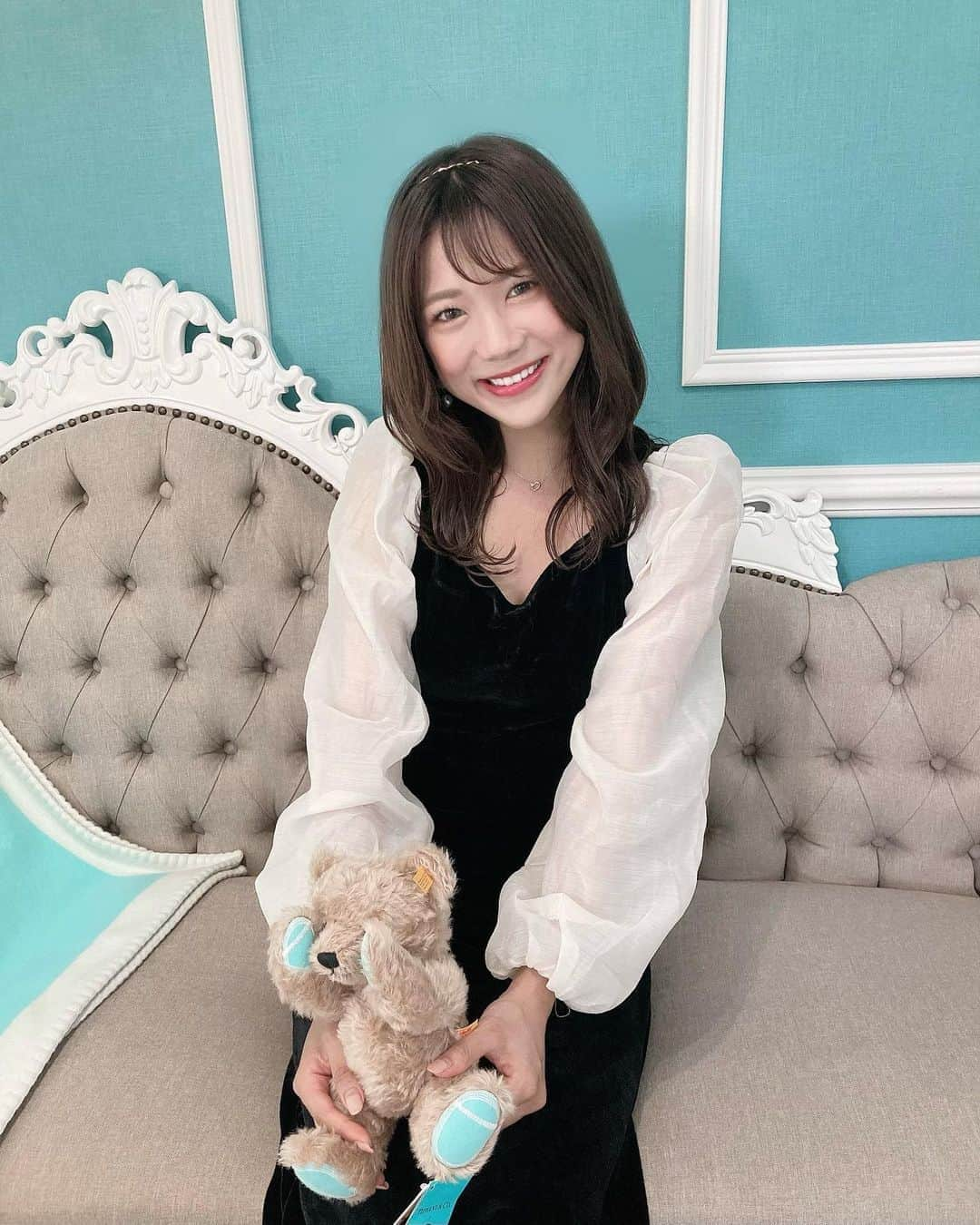 海江田麻貴さんのインスタグラム写真 - (海江田麻貴Instagram)「ㅤㅤㅤㅤㅤㅤㅤㅤ  ㅤㅤㅤㅤㅤㅤㅤㅤ 毎月メンテナンスでお世話になってる @the_venus_0168 さん🧸💎💍 いつも小顔ハイフしてもらってるんだけど今回は初めて #肩ハイフ してもらってきた✨  ㅤㅤㅤㅤㅤㅤㅤㅤ 冷え性で肩こりひどくてそのせいで顔とか脚も 浮腫みやすかったりしてたんだけど、 施術終わってめちゃくちゃ肩軽くなった😳🤣💗✨  ㅤㅤㅤㅤㅤㅤㅤㅤ 施術も15分くらいで終わって即効果実感できて ほんまにびっくりした😂  ㅤㅤㅤㅤㅤㅤㅤㅤ ほんでハロウィンのプレゼントも頂いてもて、、😍 有難う御座いました🎃💜いつも小顔にしてもらって 今回も身体スッキリしてもらってお世話になってるの はこっちやのに、、有り難いなぁあ、😢💗💗  ㅤㅤㅤㅤㅤㅤㅤㅤ お話してると色んな知識教えてもらえて美意識上がるし 楽しいし毎月しあわせ時間🤣💋💋  ㅤㅤㅤㅤㅤㅤㅤㅤ 今月も有難う御座いましたっ🥰💗💗  ㅤㅤㅤㅤㅤㅤㅤㅤ  ㅤㅤㅤㅤㅤㅤㅤㅤ  #肩ハイフ #ハイフ #小顔ハイフ #HIFU #エステ  #小顔 #痩身 #二の腕痩せ#美尻 #美脚 #リフトアップ #バストアップ  #膣トレ #膣引き締め #膣ケア #膣締め #koreanfashion #aliceband #ゴールドアクセ #goldaccessory #goldaccessories #韓国巻き髪 #ベロアスカート #シアー #japanesegirl #韓国ファッション #elegantstyle #elegantfashion」10月22日 14時19分 - _makiii0924_