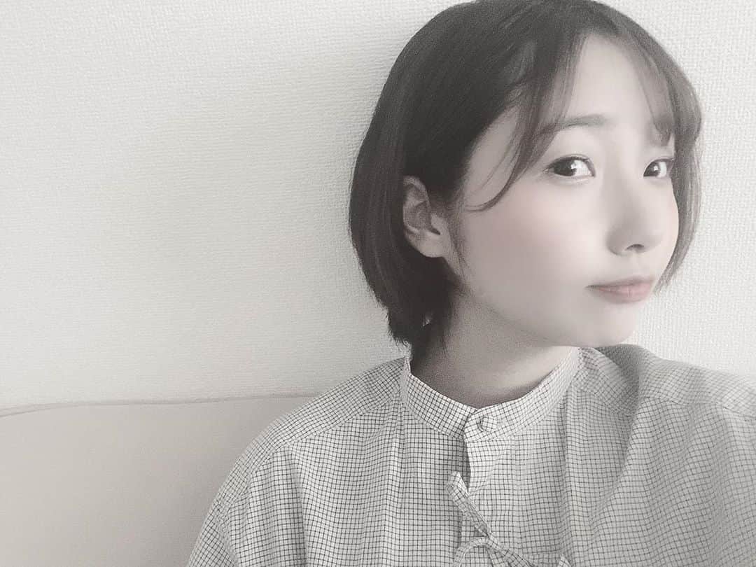 宮本侑芽のインスタグラム：「質問たくさんありがとうございます。 日曜まで答えますねっ。 ちなみにストーリーズまとめてる 「しつもん」のところから まだ質問できるよっ🐥  追記. と思ったらできない？！もしやできない？！  カミノビテキタ  #宮本侑芽」