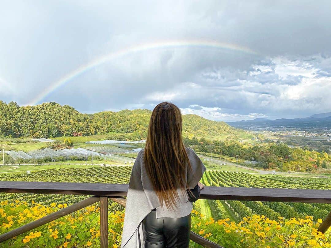 CHIHAさんのインスタグラム写真 - (CHIHAInstagram)「NIKI Hillsワイナリー🍷🍾﻿ ﻿ 北海道のワイナリー。HATSUYUKIの白ワイン、すごく美味しかった🍾﻿ 今度は仁木ヒルズのレストランでペアリングしながらお食事したいな🍷🤍﻿ ﻿ ﻿ ﻿ たまたま繋がった虹が出てきてパシャリ📸﻿ タイミングにも天気にも恵まれ、何度も虹を見た北海道旅行🌈﻿ この写真は嬉しい1枚です❤️﻿ ﻿ ﻿ セカンドライフ、ワイナリーを経営されているの凄く凄く素敵でした..✨﻿ 私もカッコいいセカンドライフを過ごしたい🕊﻿ ﻿ ﻿ ﻿ ﻿ #ワイナリー　#nikihills #nikihillswinery #nikihillsワイナリー #ニキヒルズワイナリー #余市 #北海道　#仁木ヒルズワイナリー #仁木ヒルズ　#北海道旅行 #北海道観光　#hatsuyuki #虹」10月22日 14時33分 - chiha6170