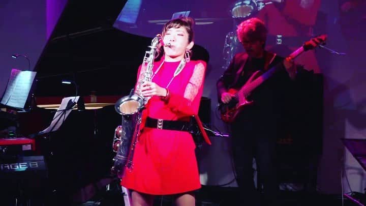 清水玲奈のインスタグラム：「. #清水玲奈 リーダーLIVE🎷🔥 10/19(月) @ 梅田Always  #芦田良平 (gt)#茶之木一世 (p,key)#zingoro (b) #渕雅隆 (dr)  📣11/2まではチケット購入で2時間まるまるみて頂けます☺︎ (2枚目のQRコードからも購入可能)  オリジナル全10曲やってます🦖💓  #sax #saxophone #tenorsax #tenorsaxophone #liveperformance #saxophonist #japan #jazzsax #music #musician #musica #femalesaxplayer #jazz #funk #爵士樂 #薩克斯風 #색소폰 #saxophonelife #gig #yamaha #yamahatenorsaxophone #reinashimizu #saxophoneworld」