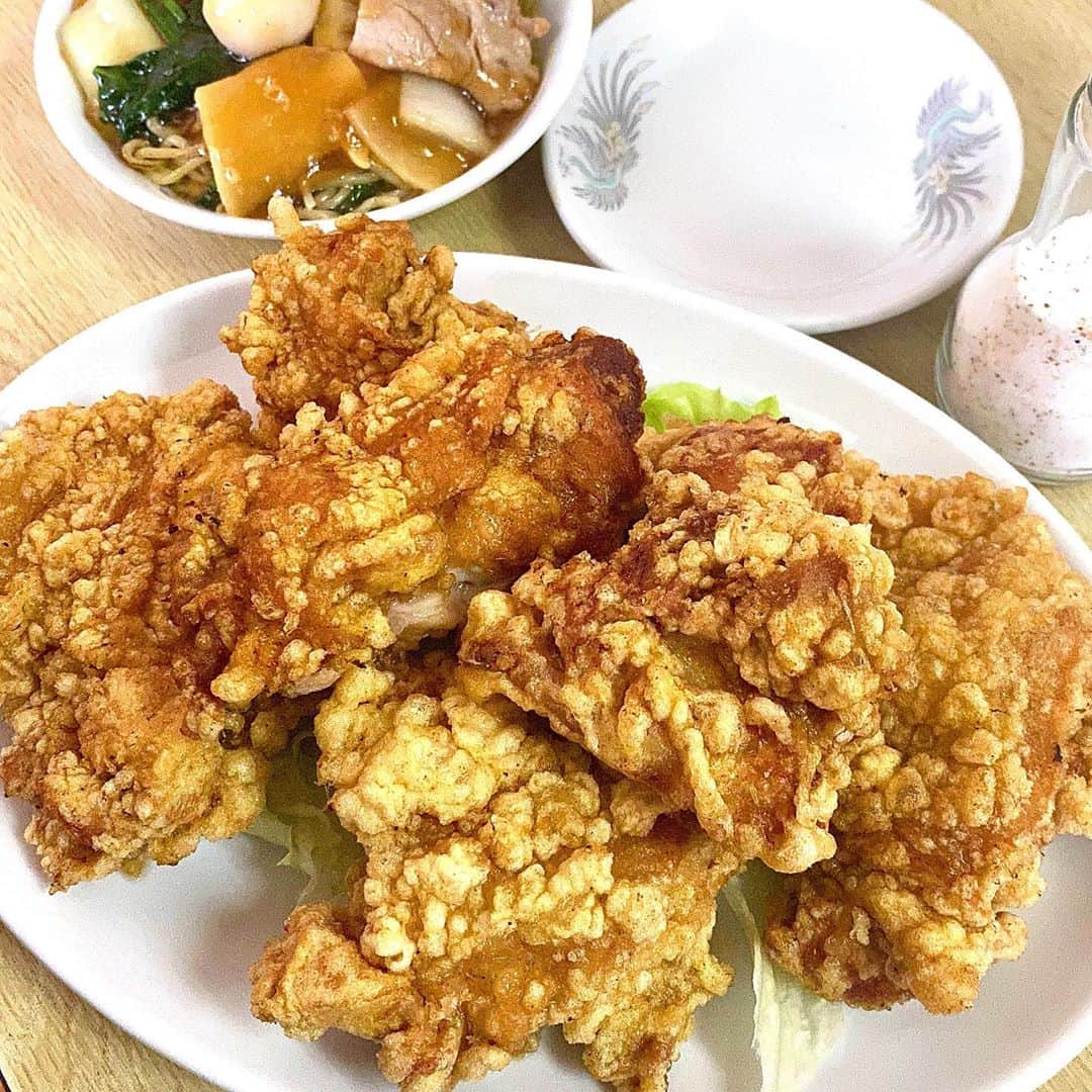 のインスタグラム：「高校時代、部活の後に食べていた思い出の味。 相変わらず美味いな〜🤤 #達 #からあげ #でかい #うまい #ジューシー #優勝 #ソウルフード #中華達 #八戸西高校 #野球部 #八戸駅 #八戸ランチ」