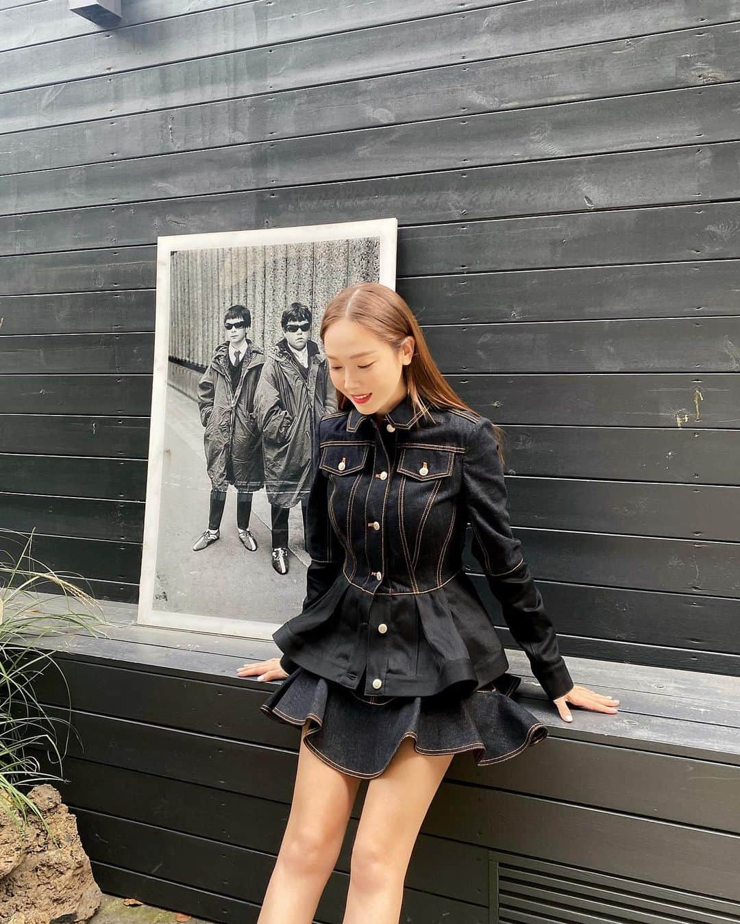 ジェシカ さんのインスタグラム写真 - (ジェシカ Instagram)「Life isn’t perfect but your outfit can be 👑🖤✨  #ad @alexandermcqueen  #mcqueenstory #mcqueentreads」10月22日 14時36分 - jessica.syj