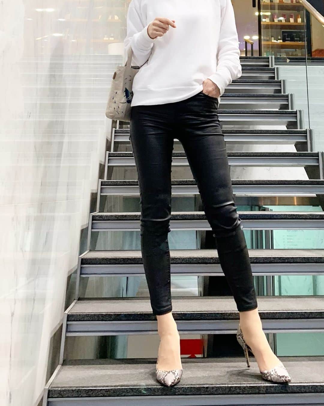 いかりさとみのインスタグラム：「革パンとヘビ柄、強めなアイテムをいかに強く見えないようにするかコーデ‼︎ 笑  #レザーパンツ #パイソン柄 #fakeleather #python  #casualfashion」
