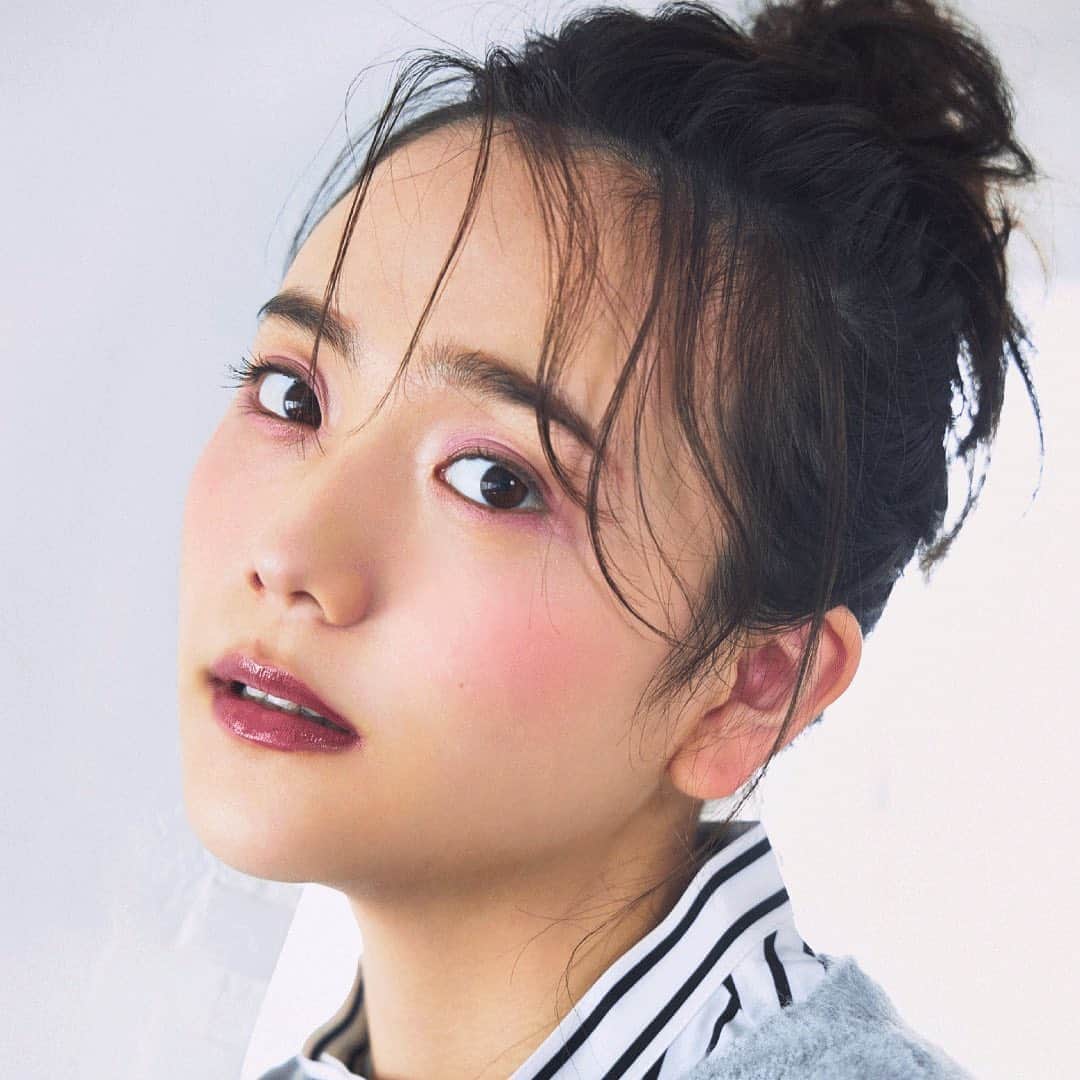 MARY QUANT officialさんのインスタグラム写真 - (MARY QUANT officialInstagram)「【PURPLE MAKE UP feat. AIRI MATSUI】 - メークアップアーティスト高橋里帆さんが提案 2020 WINTER COLLECTIONにマッチする旬のメーク - EYE #ブロウライン 01 自眉よりもやや太めに描き  立体感＆小顔効果を狙う - #アイオープナー 015 アイホール全体 アイオープナー 029  アイホールのくぼみと下まぶた全体に - #ビリオンラッシングス 01  上下まつ毛にたっぷり重ねる - CHEEK #ブラッシュベビー 02  頬骨よりやや高い位置に丸くのせる ブラッシュベビー05  Cゾーンや鼻筋、あご先に重ねる - LIP #リップスティック B-06  ブラシに取り 輪郭に沿って塗り広げる 下唇中央は重ね塗りしてぷっくりと - 宝島社MARY QUANT アニバーサリーブック 書店版にも掲載中！ - MODEL: @airi1226_official - HAIR&MAKE-UP ARTIST: @takahashi.riho - #MARYQUANT #MARYQUANTANNIVERSARYBOOK #COSMETICS #BEAUTY  #BROWLINE #EYEOPENER #BILLIONLASHINGS #BLUSHBABY #LIPSTICK - #マリークヮント #マリークヮントアニバーサリーブック #松井愛莉 #高橋里帆 #宝島社 #宝島社付録 #ムック本 #付録 #コスメ #アイシャドウ #チーク #マスカラ #リップスティック」10月22日 14時39分 - maryquant_official